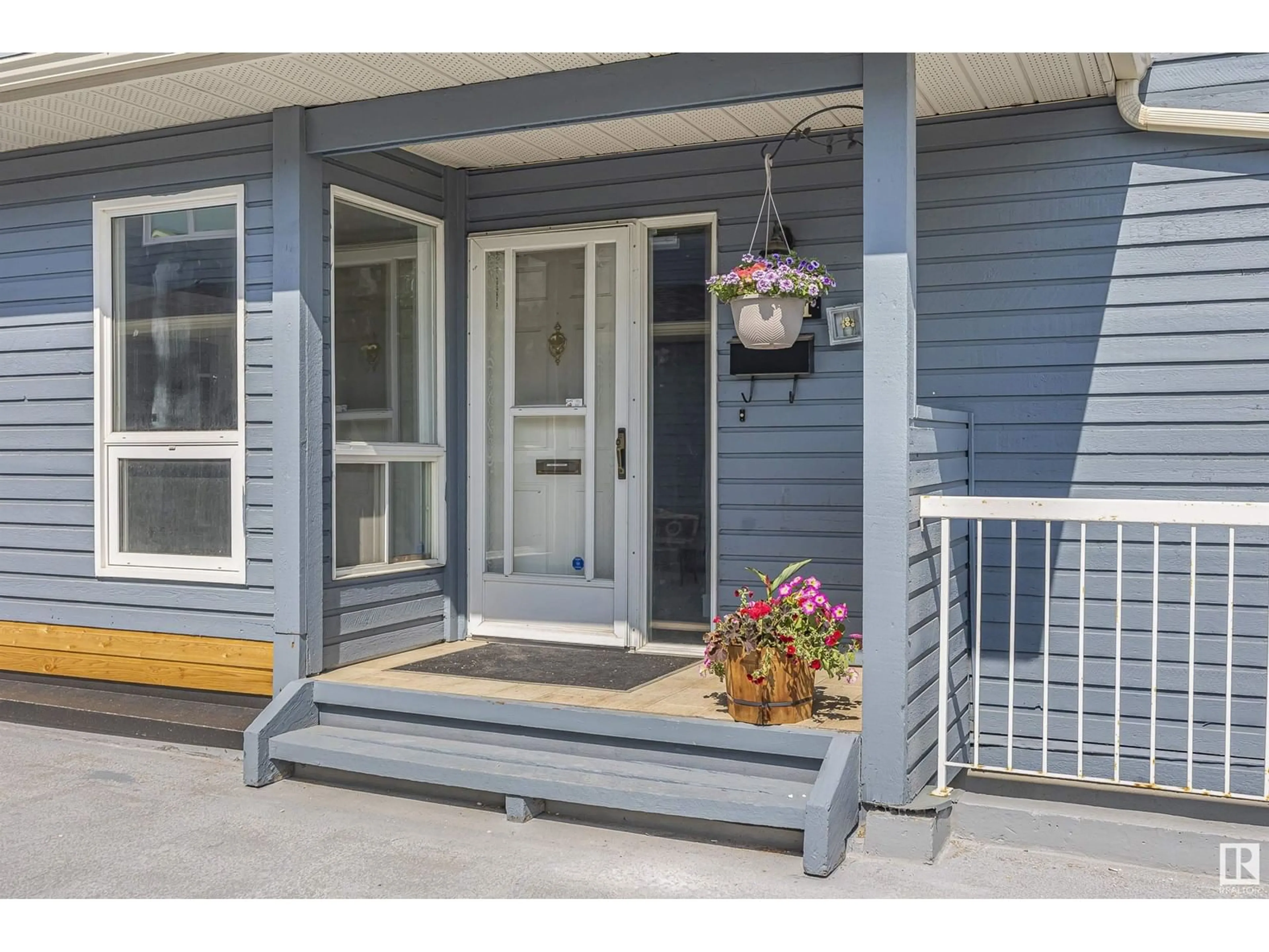 Indoor entryway for 1511 LAKESIDE GR, St. Albert Alberta T8N0N6