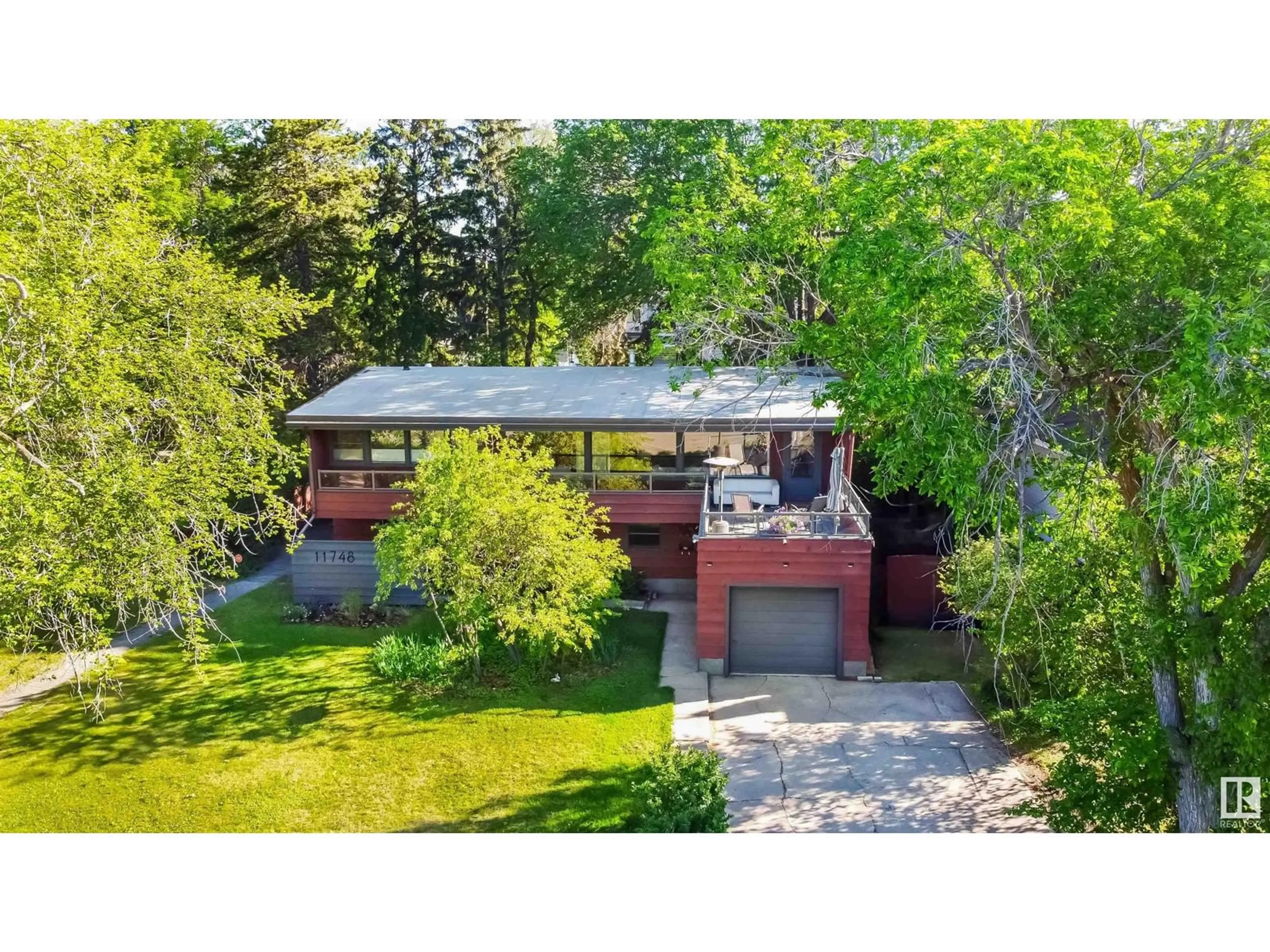 A pic from outside/outdoor area/front of a property/back of a property/a pic from drone, street for 11748 UNIVERSITY AV, Edmonton Alberta T6G1Z5