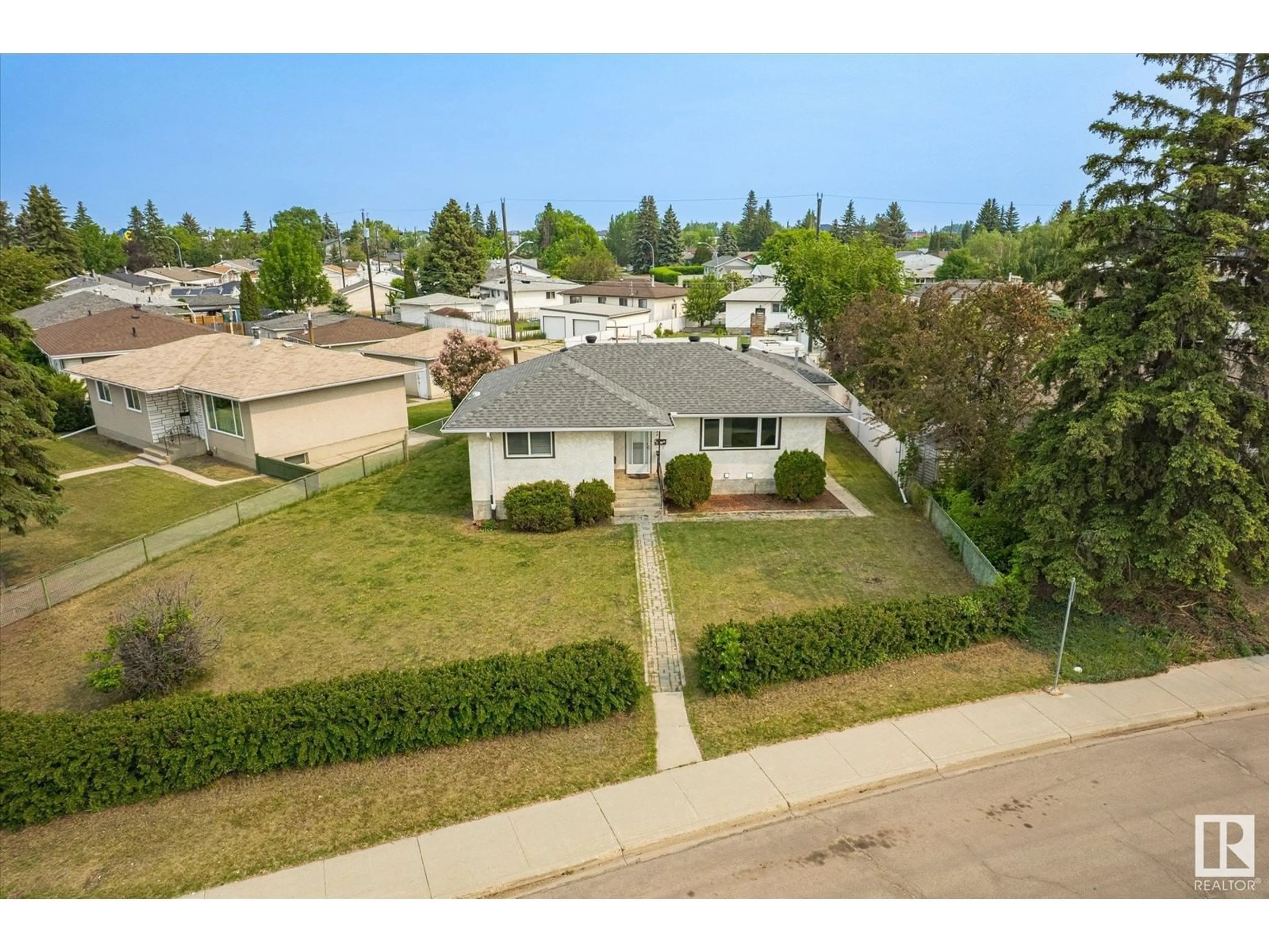 A pic from outside/outdoor area/front of a property/back of a property/a pic from drone, street for 13640 135 AV NW, Edmonton Alberta T5L3Y6