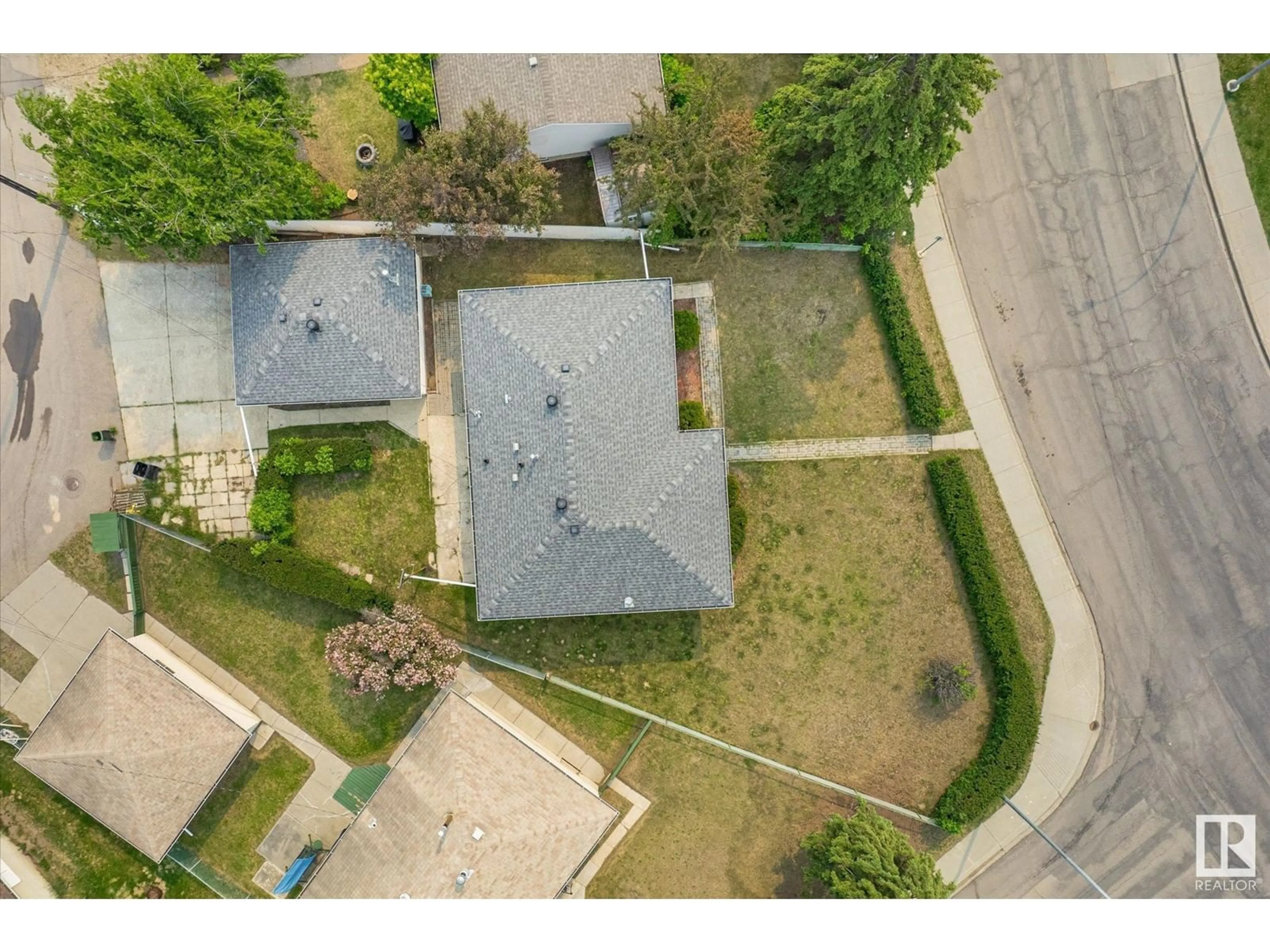 A pic from outside/outdoor area/front of a property/back of a property/a pic from drone, street for 13640 135 AV NW, Edmonton Alberta T5L3Y6