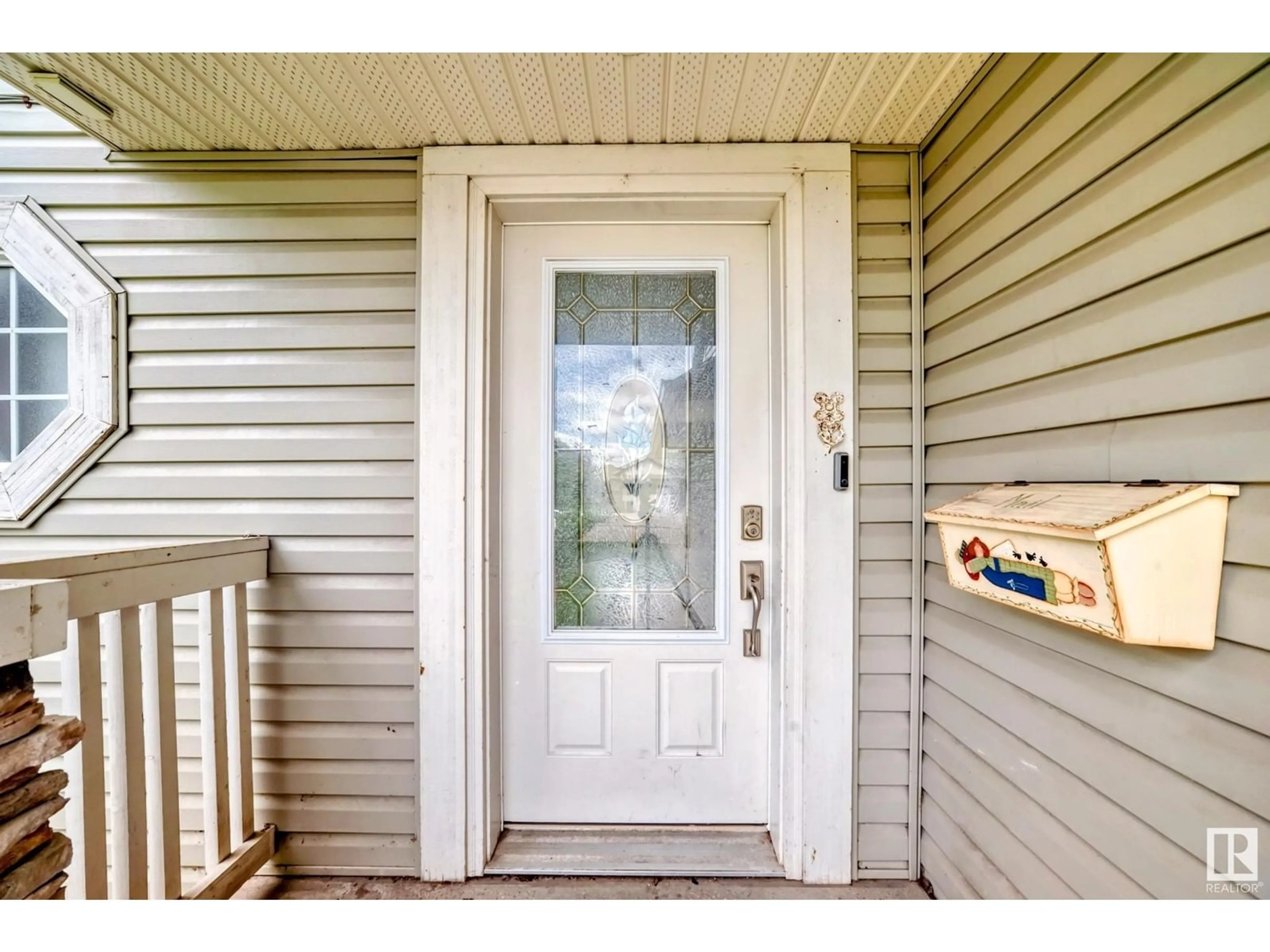 Indoor entryway for 129 RIDGEBROOK RD, Sherwood Park Alberta T8A6M1