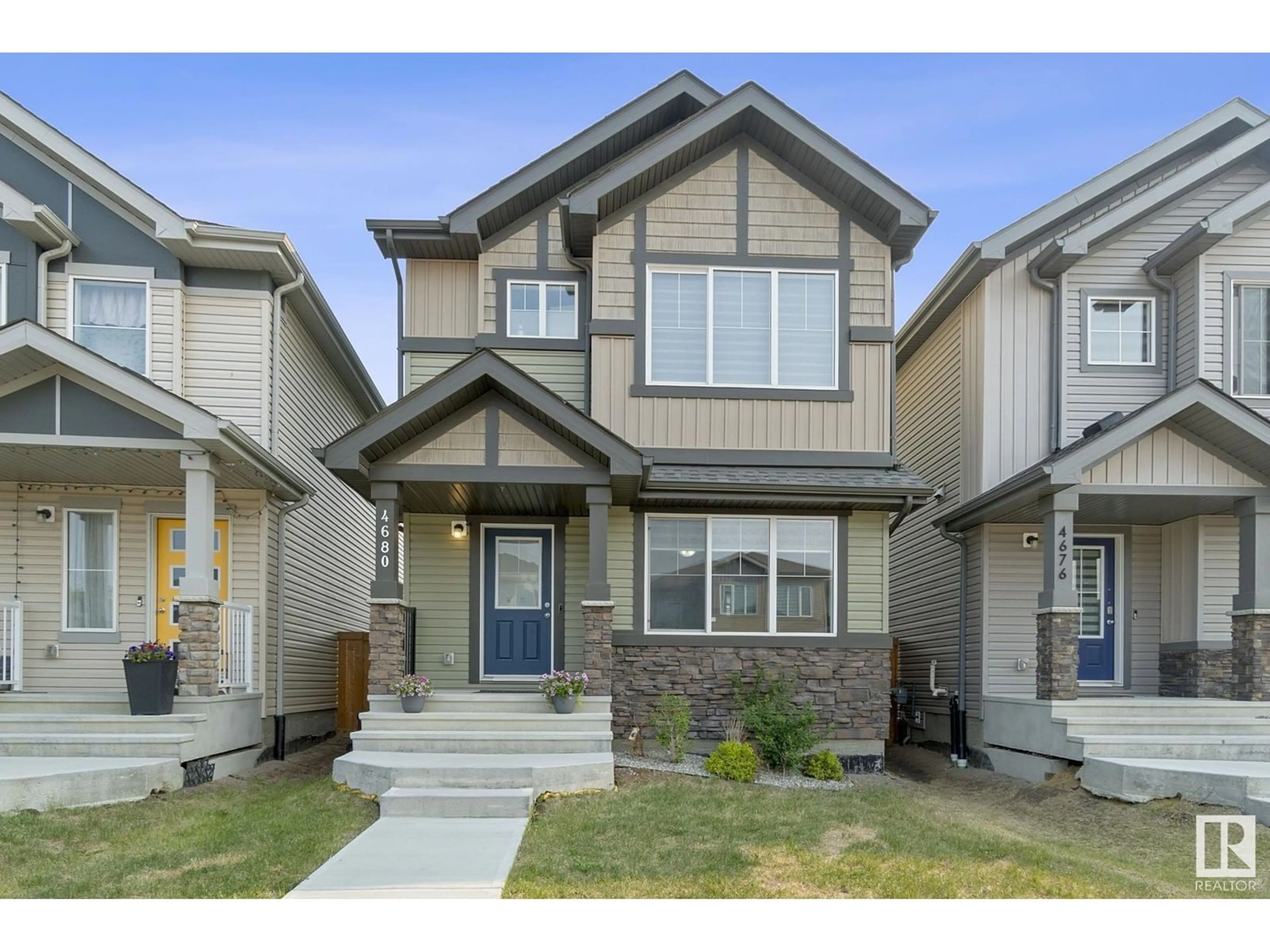 Home with vinyl exterior material, street for NW - 4680 175 AVE, Edmonton Alberta T5Y3Z8
