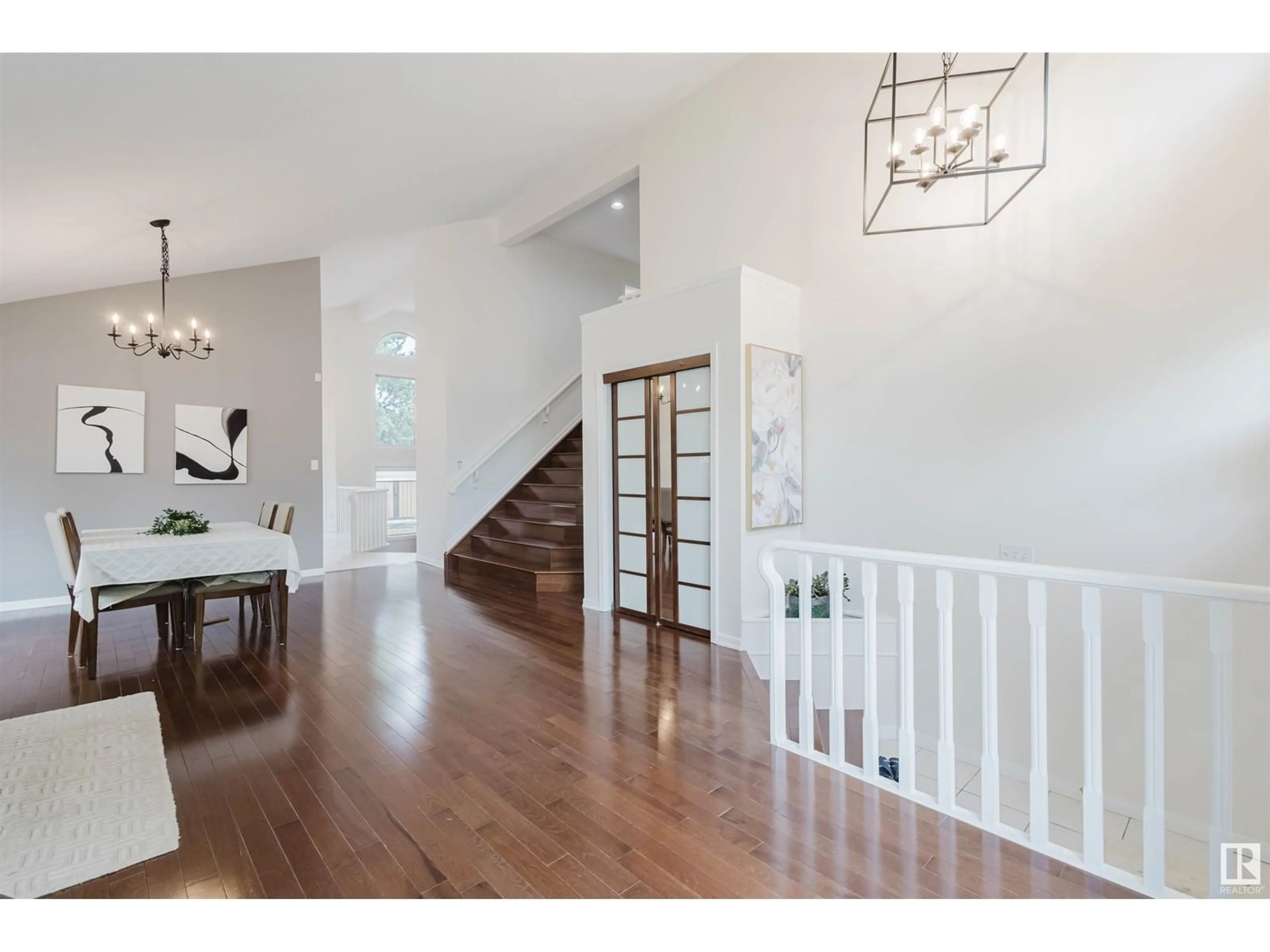Indoor entryway for 333 BURTON RD, Edmonton Alberta T6R2G7