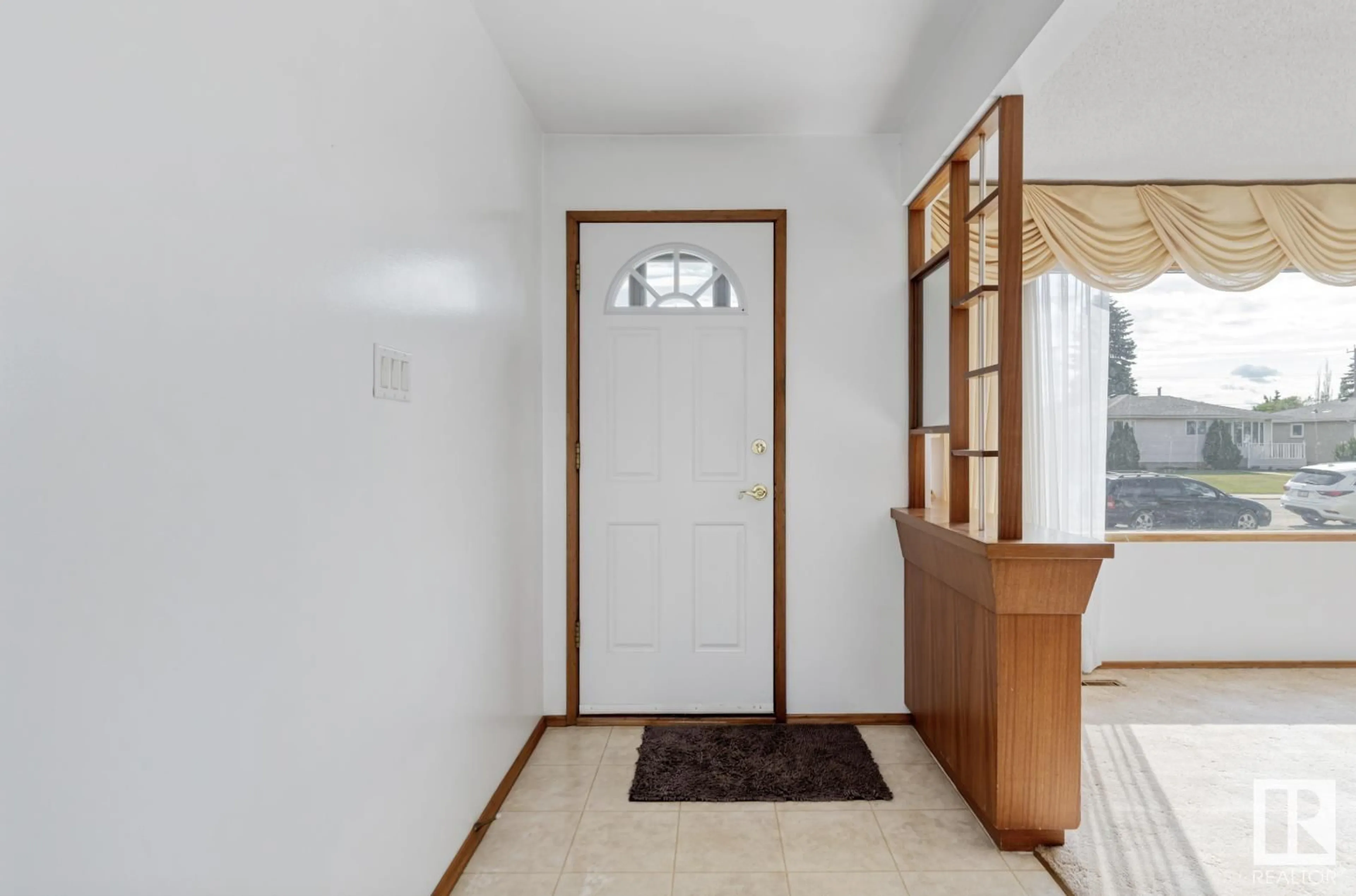 Indoor entryway for 13320 94 STREET, Edmonton Alberta T5E3V8