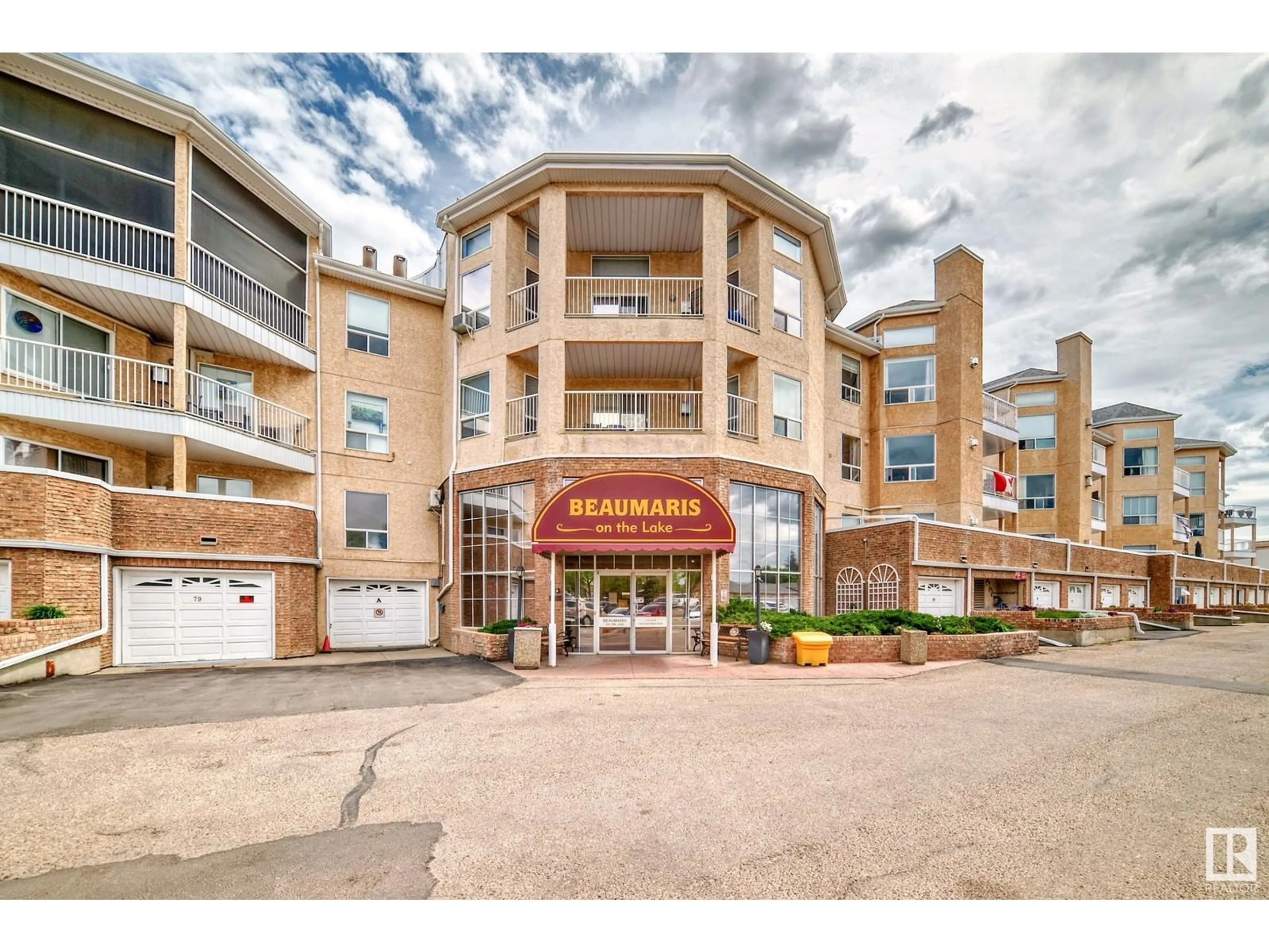 Indoor foyer for 15499 NW - 420 CASTLEDOWNS RD, Edmonton Alberta T5X5Y3