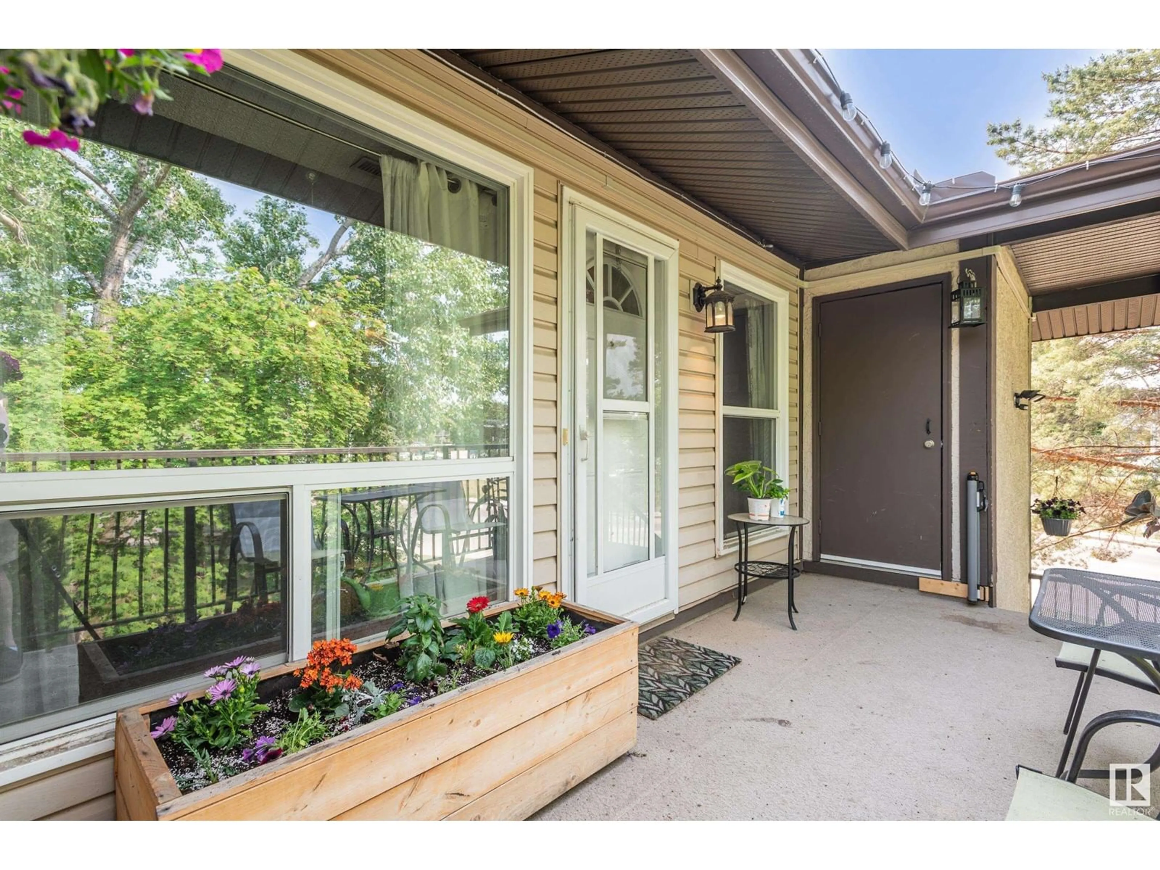 Indoor entryway for 2003 SADDLEBACK RD, Edmonton Alberta T5J4T4