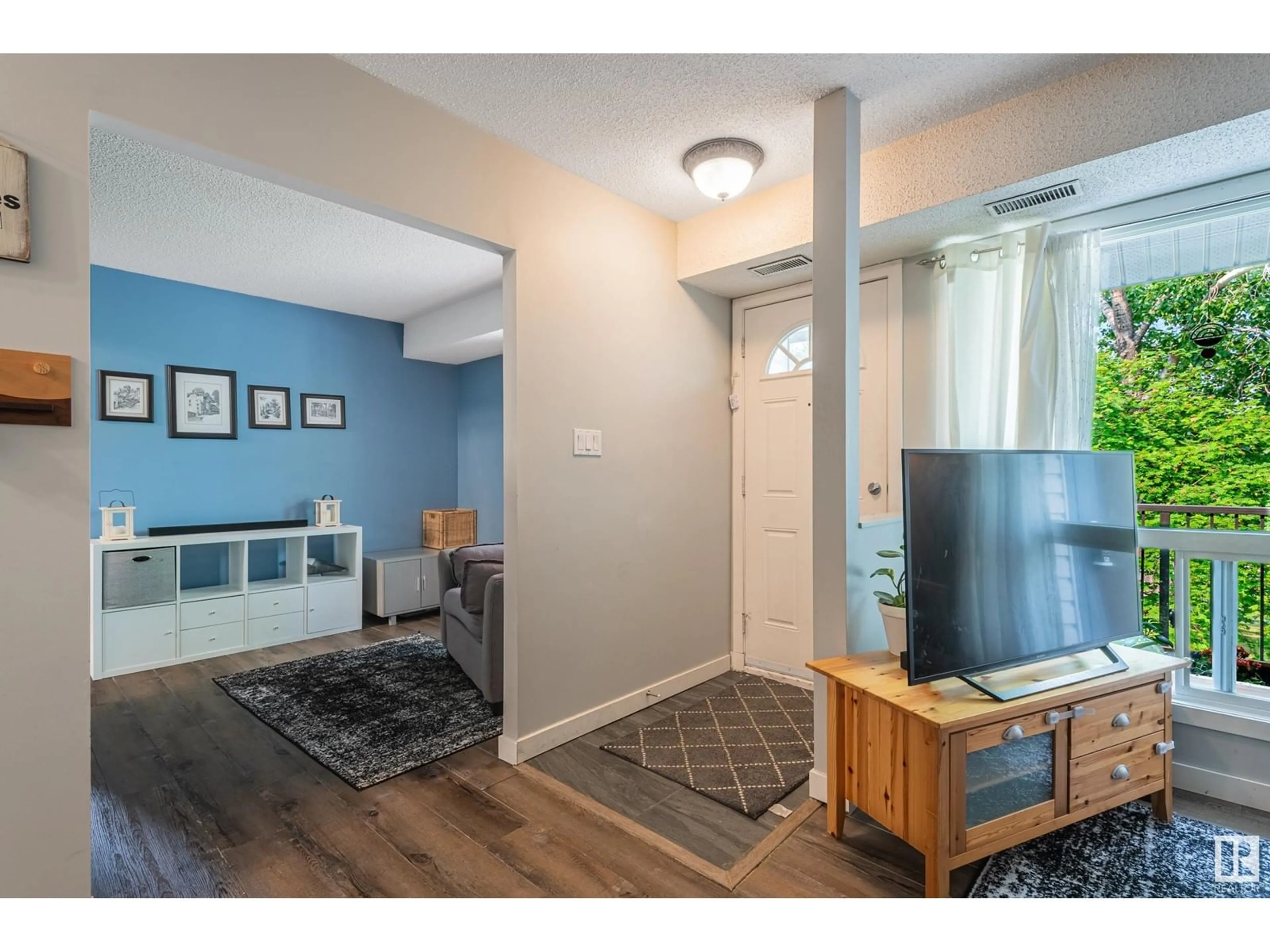 Indoor entryway for 2003 SADDLEBACK RD, Edmonton Alberta T5J4T4