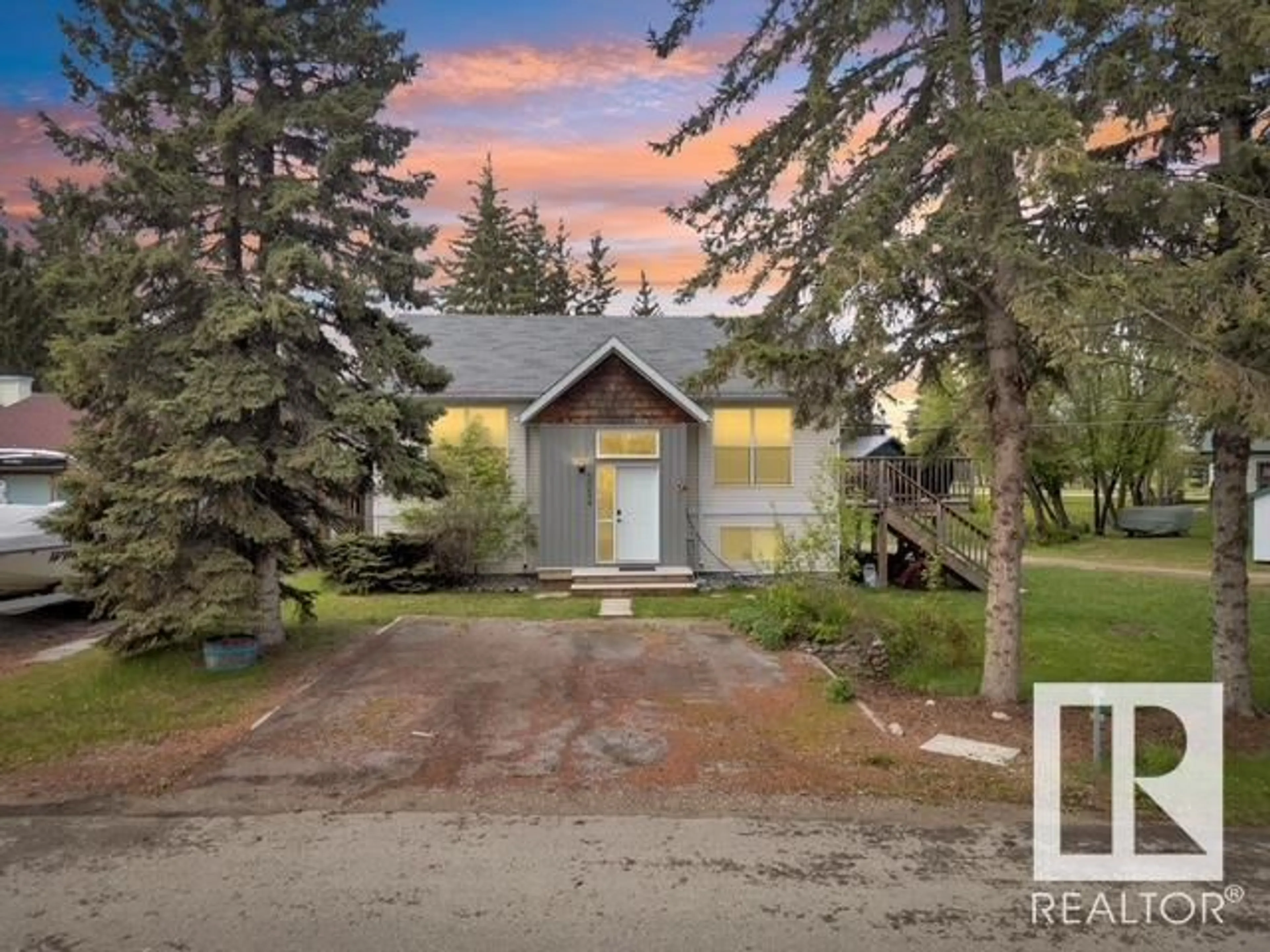 A pic from outside/outdoor area/front of a property/back of a property/a pic from drone, street for 5024 39 ST, Sylvan Lake Alberta T4S1B8