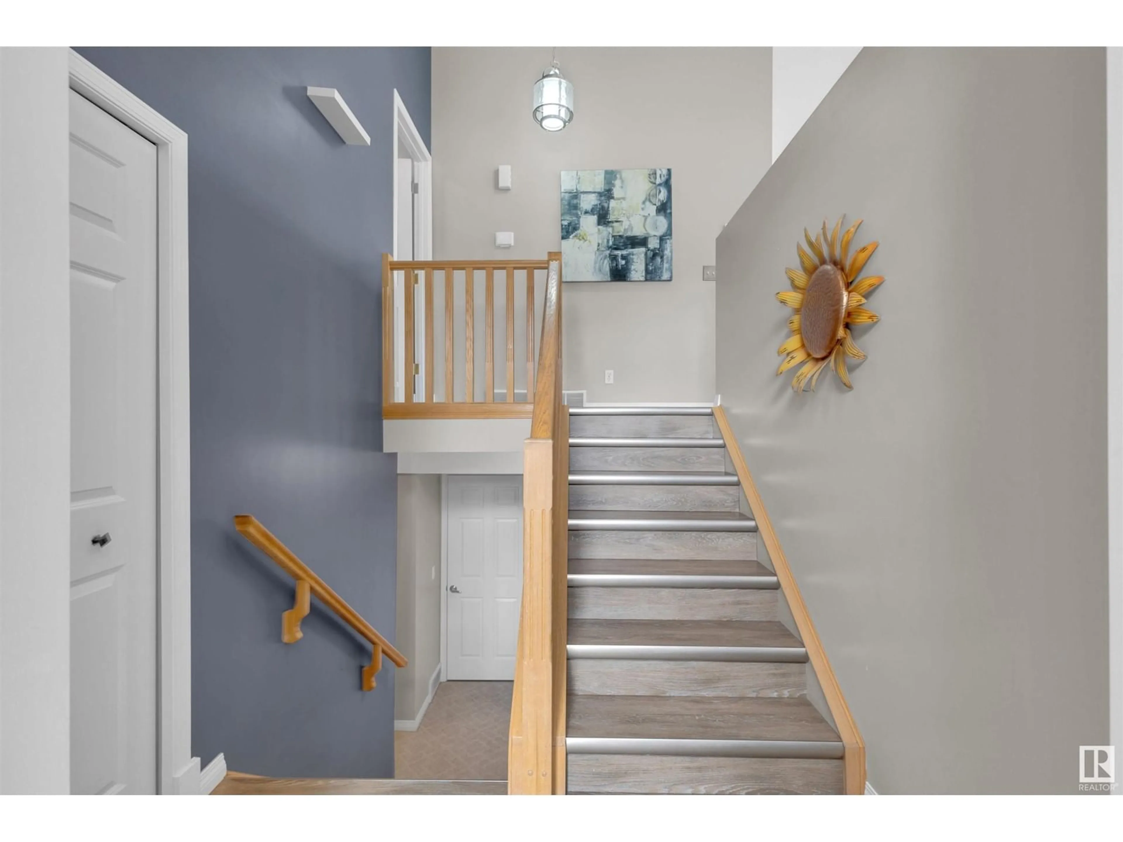 Indoor entryway for 5024 39 ST, Sylvan Lake Alberta T4S1B8