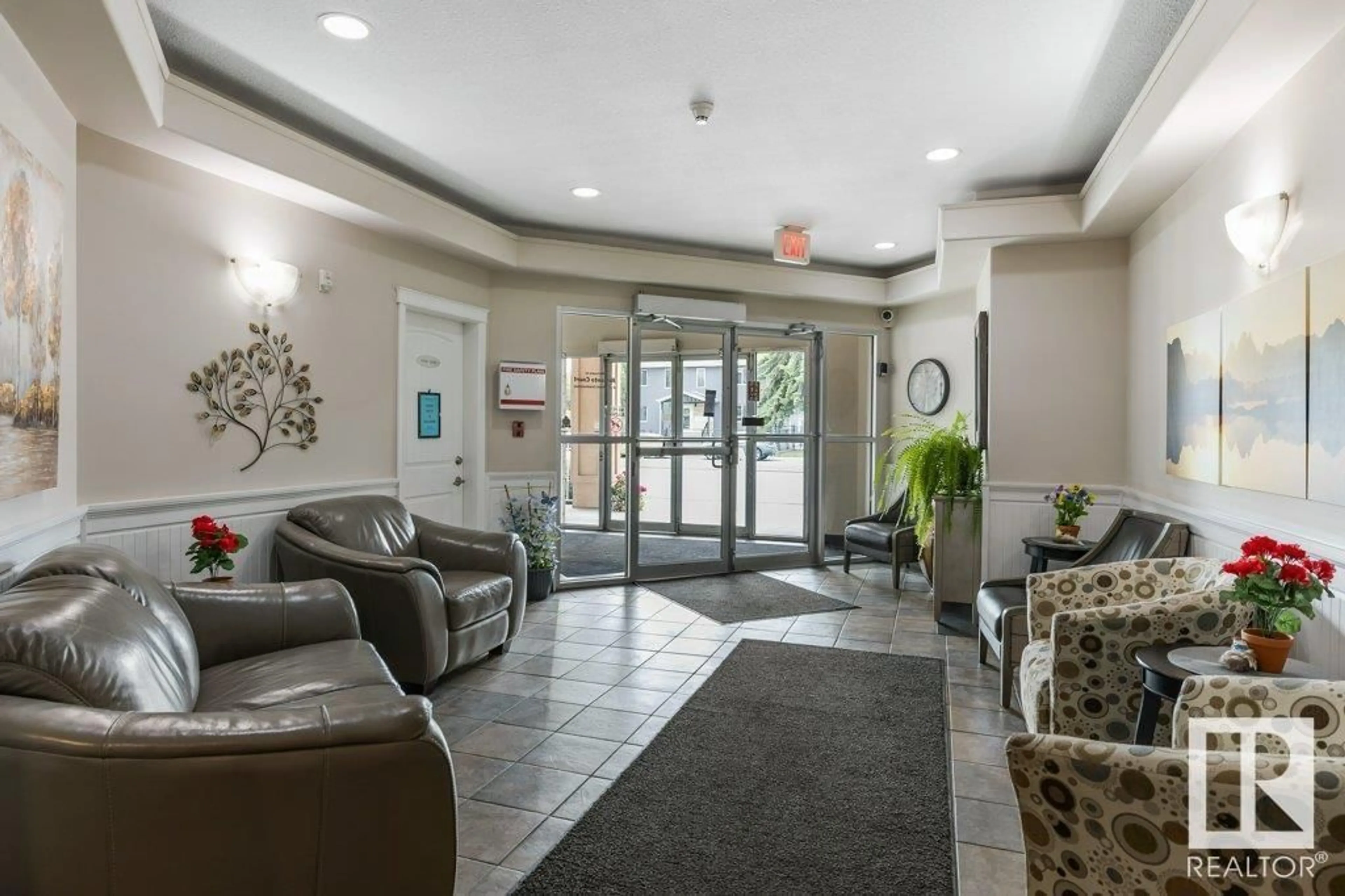 Indoor foyer for 325 8528 82 AV NW, Edmonton Alberta T6C0Y8