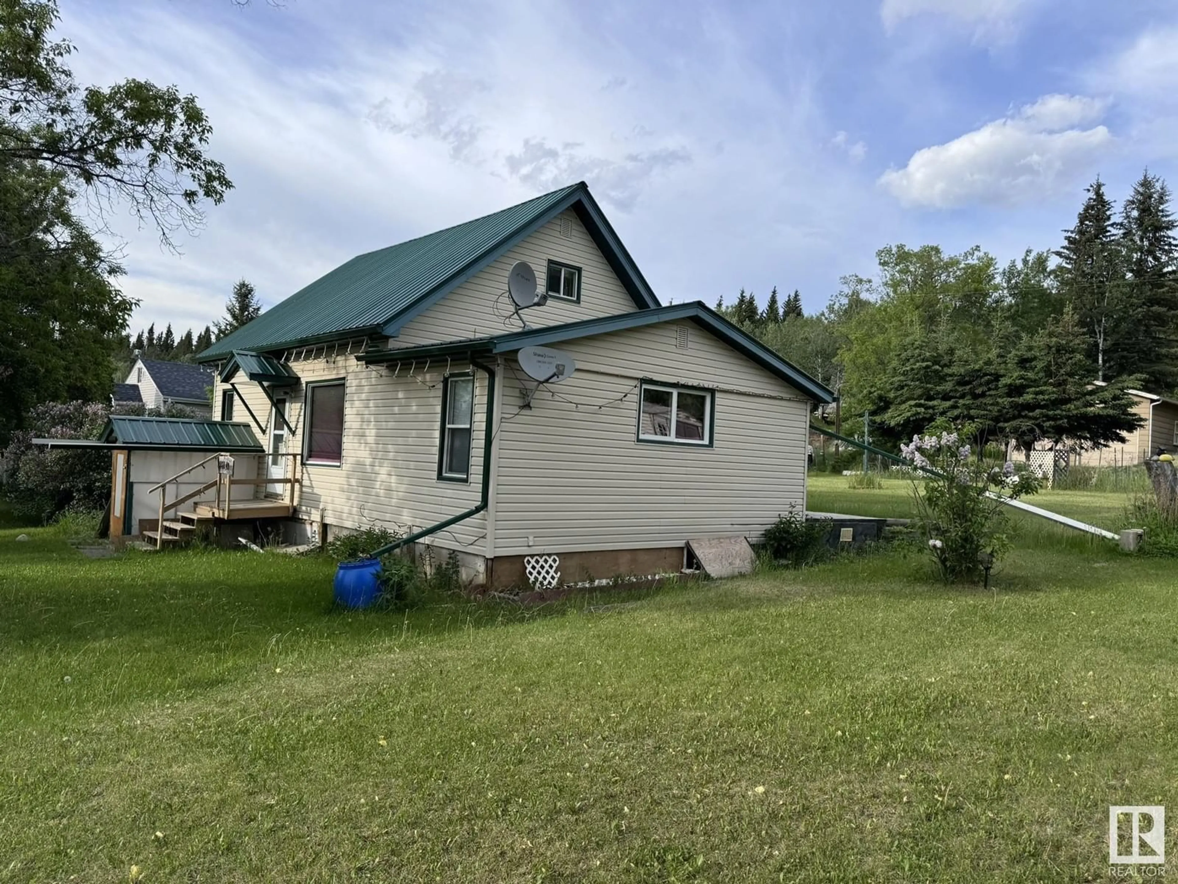 A pic from outside/outdoor area/front of a property/back of a property/a pic from drone, building for 4801 49 AVENUE, Rochester Alberta T0G1Z0