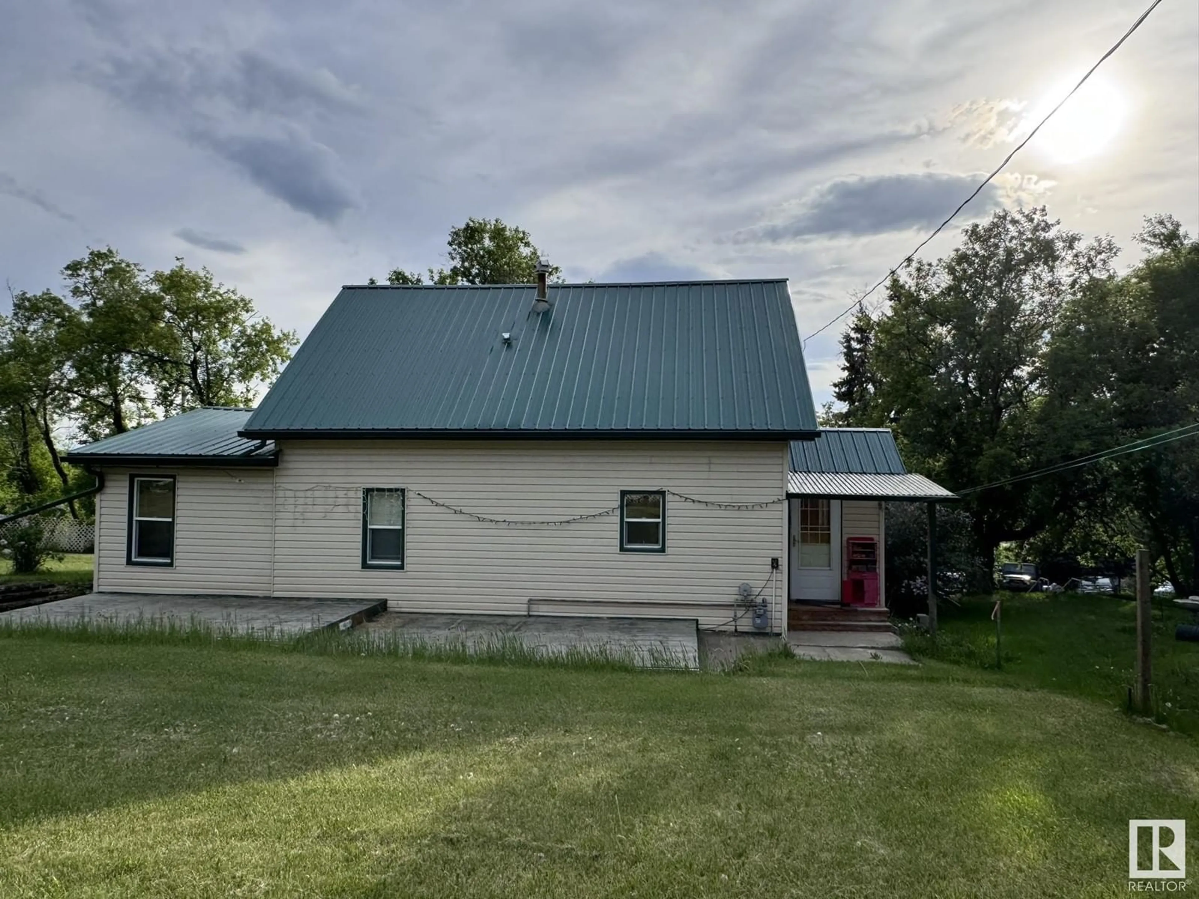 A pic from outside/outdoor area/front of a property/back of a property/a pic from drone, building for 4801 49 AVENUE, Rochester Alberta T0G1Z0