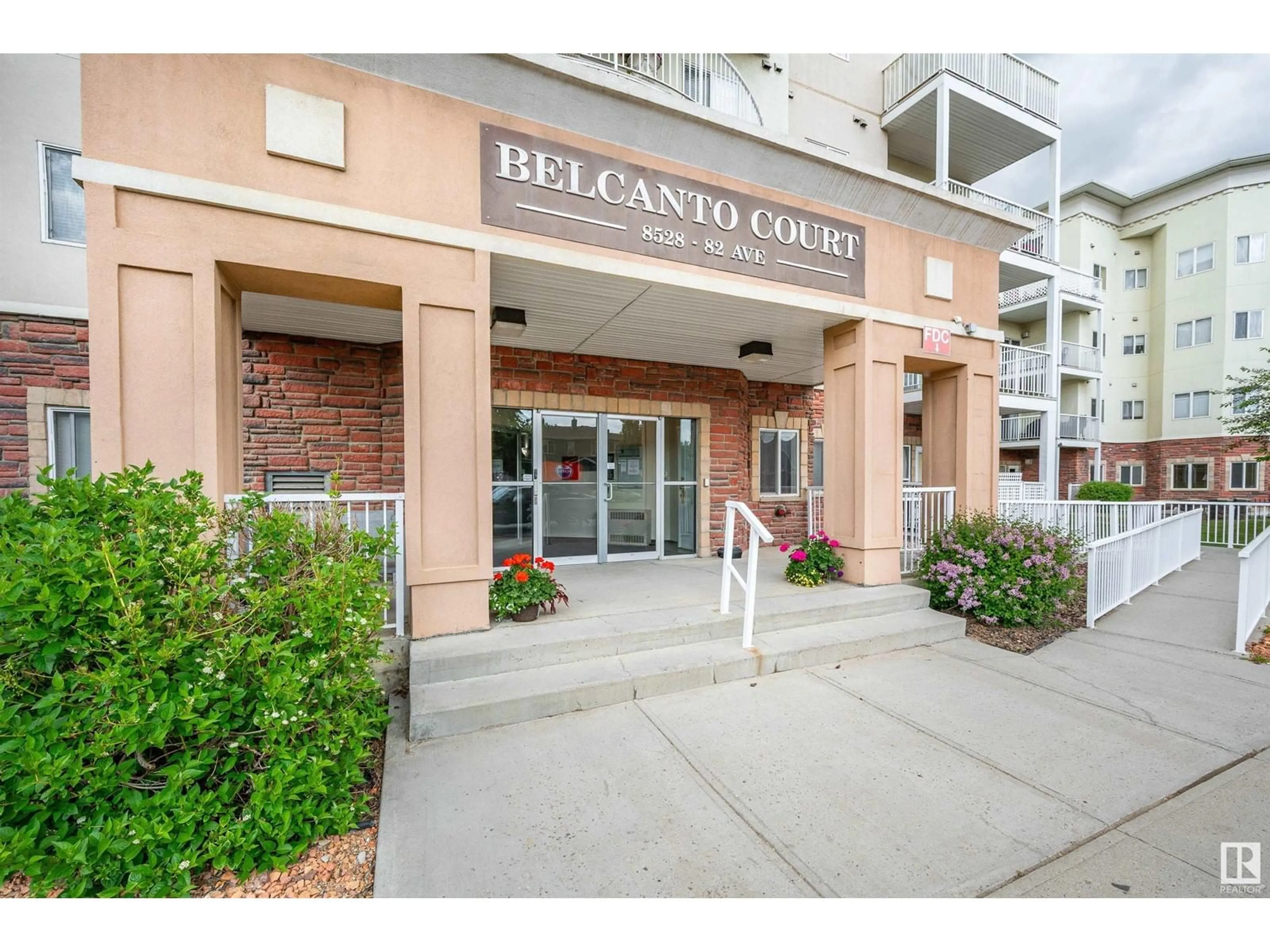 Indoor foyer for 429 8528 82 AV, Edmonton Alberta T6C0Y9