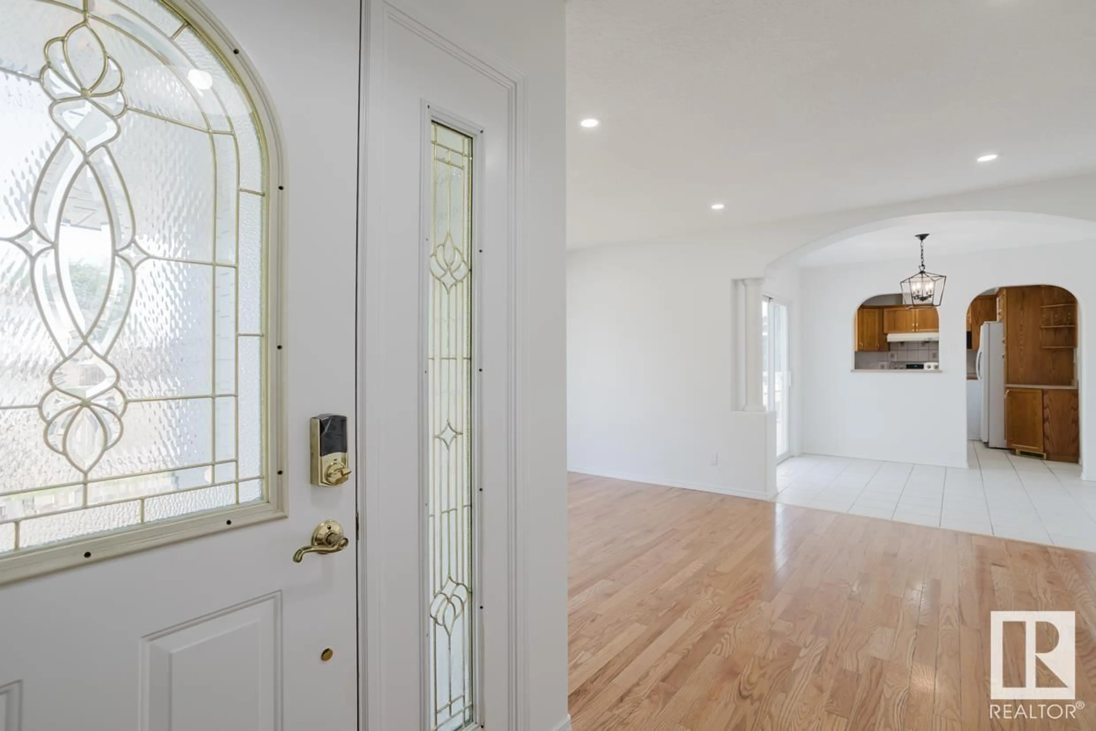 Indoor entryway for 9307 128 AV, Edmonton Alberta T5E0H3