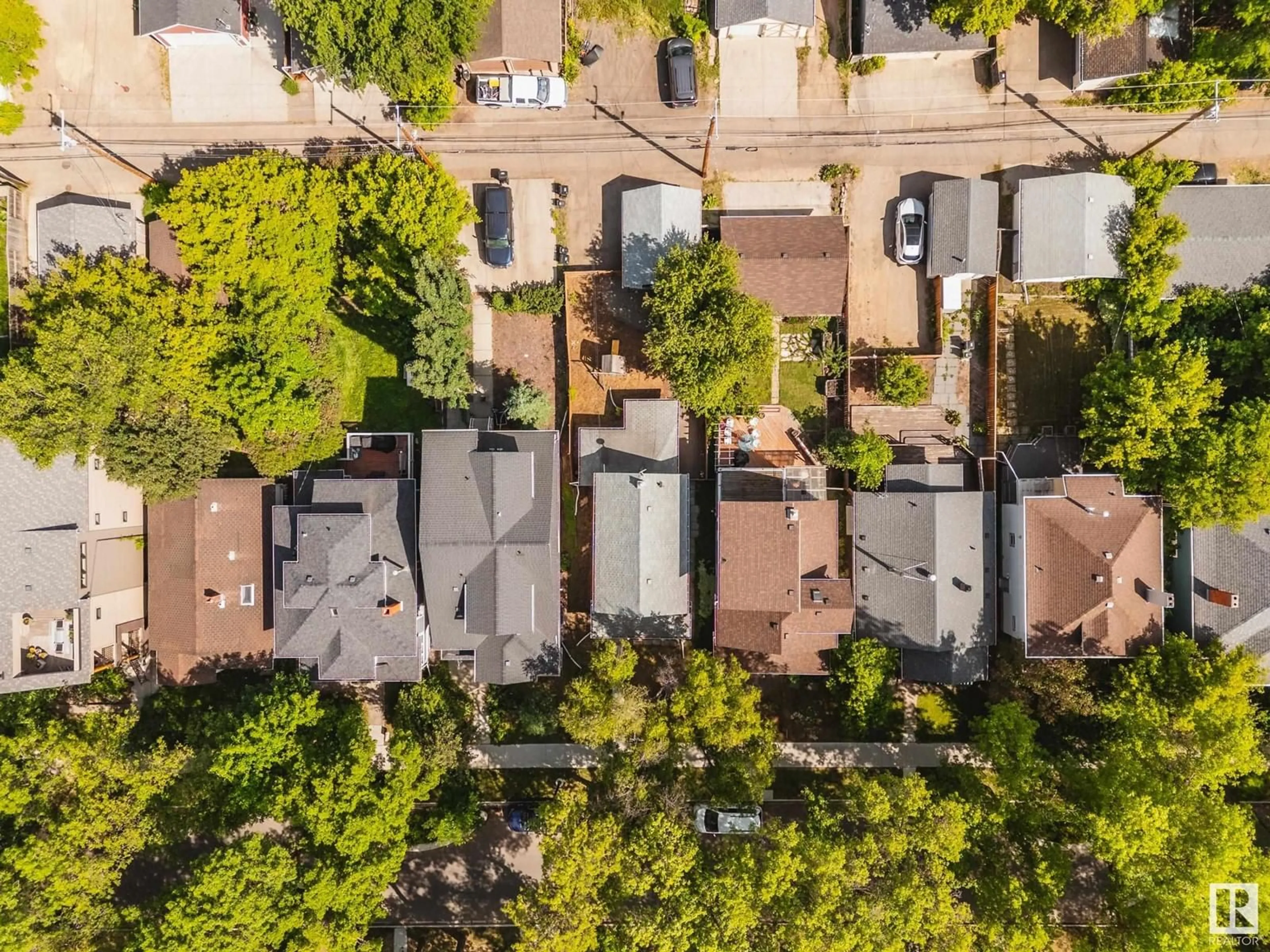 A pic from outside/outdoor area/front of a property/back of a property/a pic from drone, street for 11038 84 AV, Edmonton Alberta T6G0V7