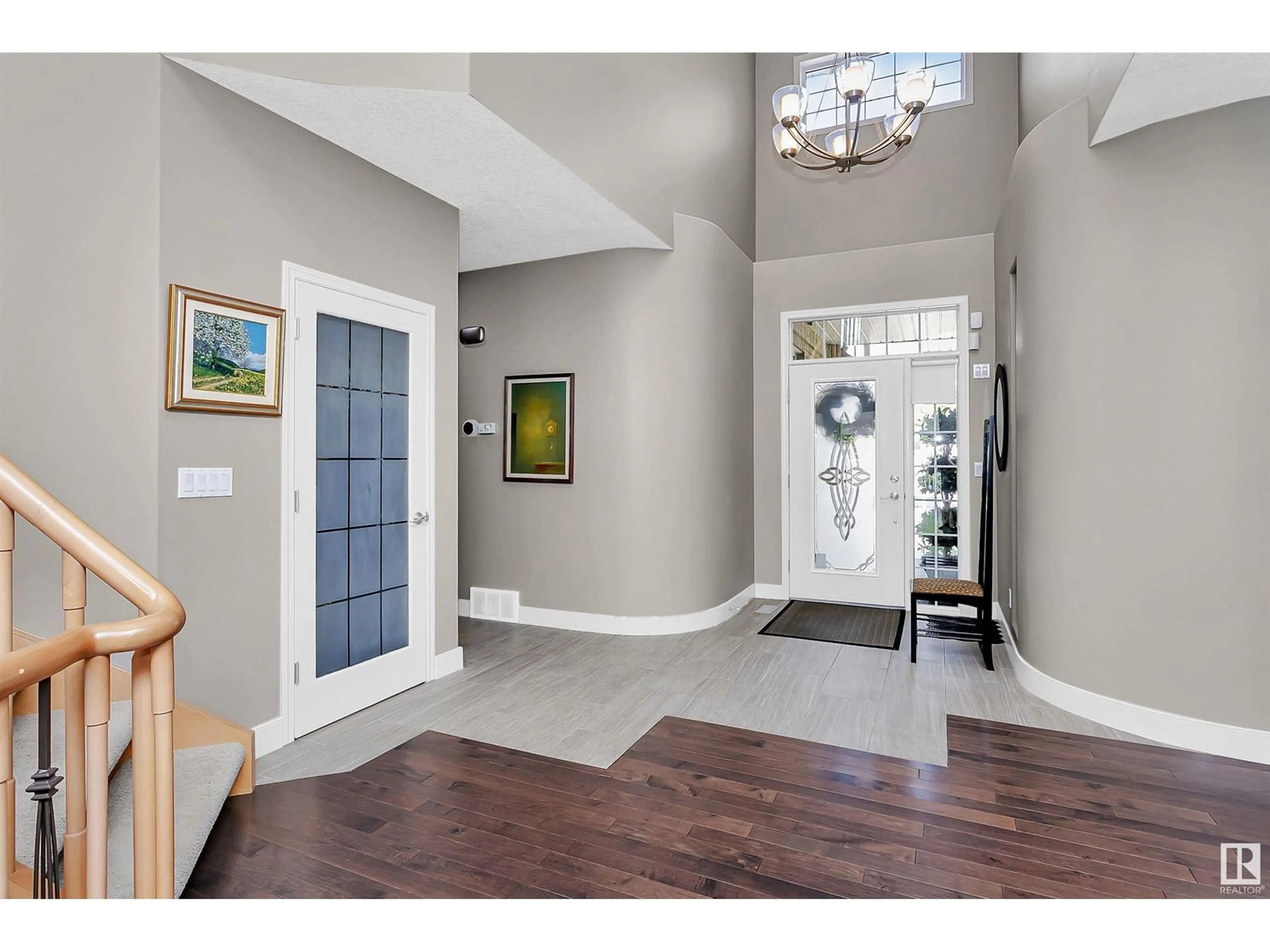 Indoor entryway for #2 - 735 BUTTERWORTH DR, Edmonton Alberta T6R2M7