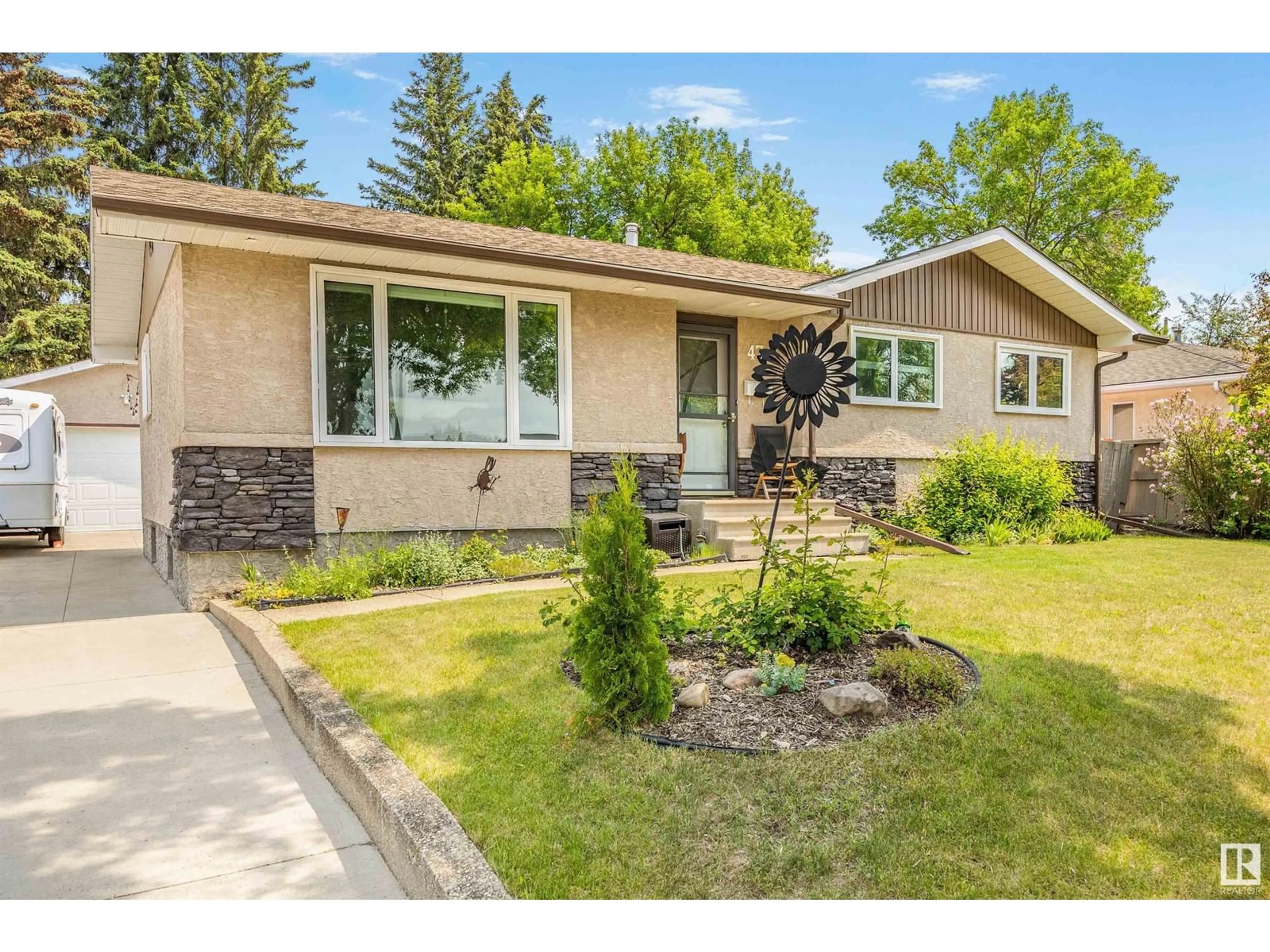 Home with vinyl exterior material, street for 47 SHERIDAN DR, St. Albert Alberta T8N0J1