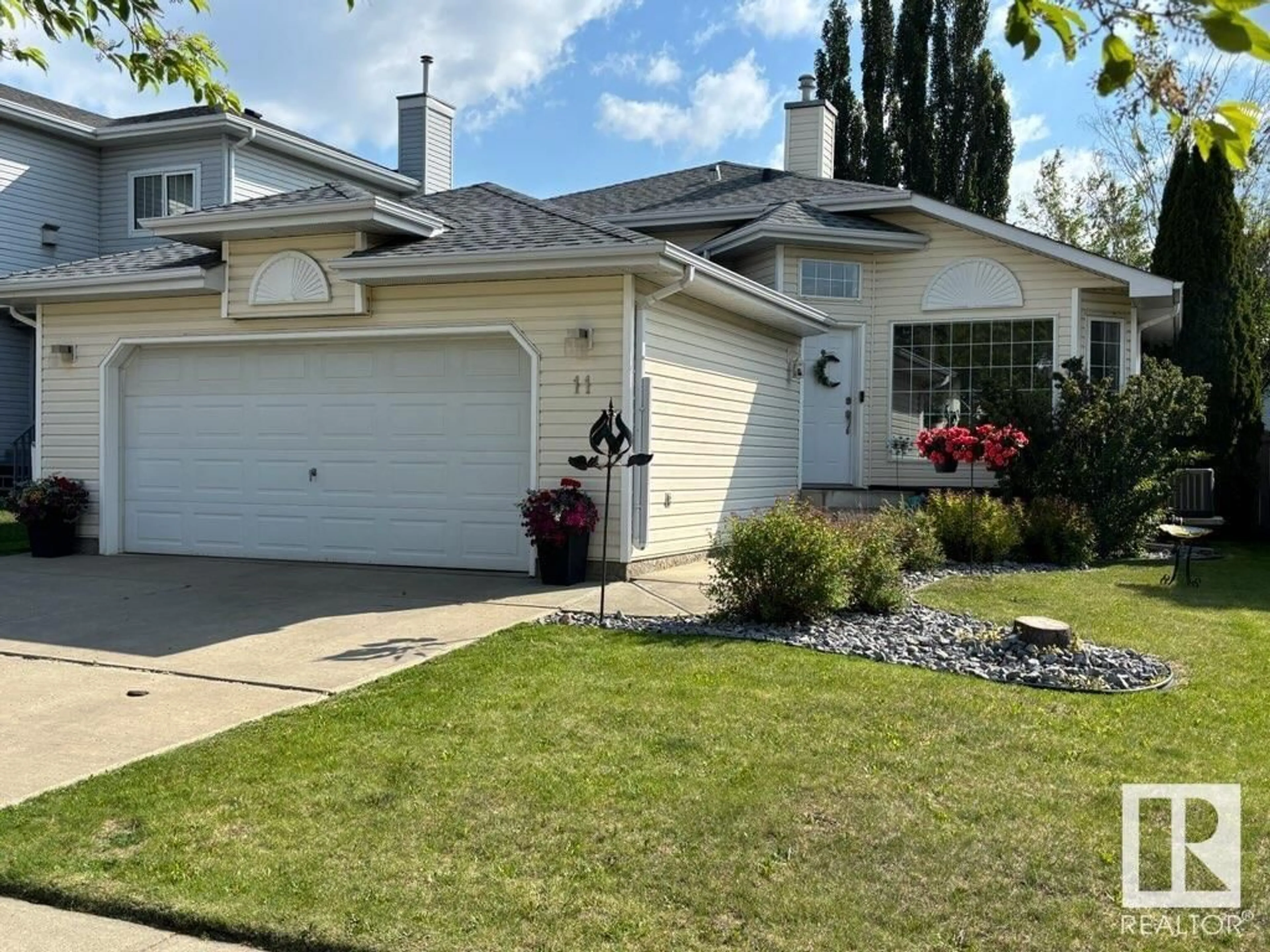 Home with vinyl exterior material, street for 11 OAKVIEW CR, St. Albert Alberta T8N6H8