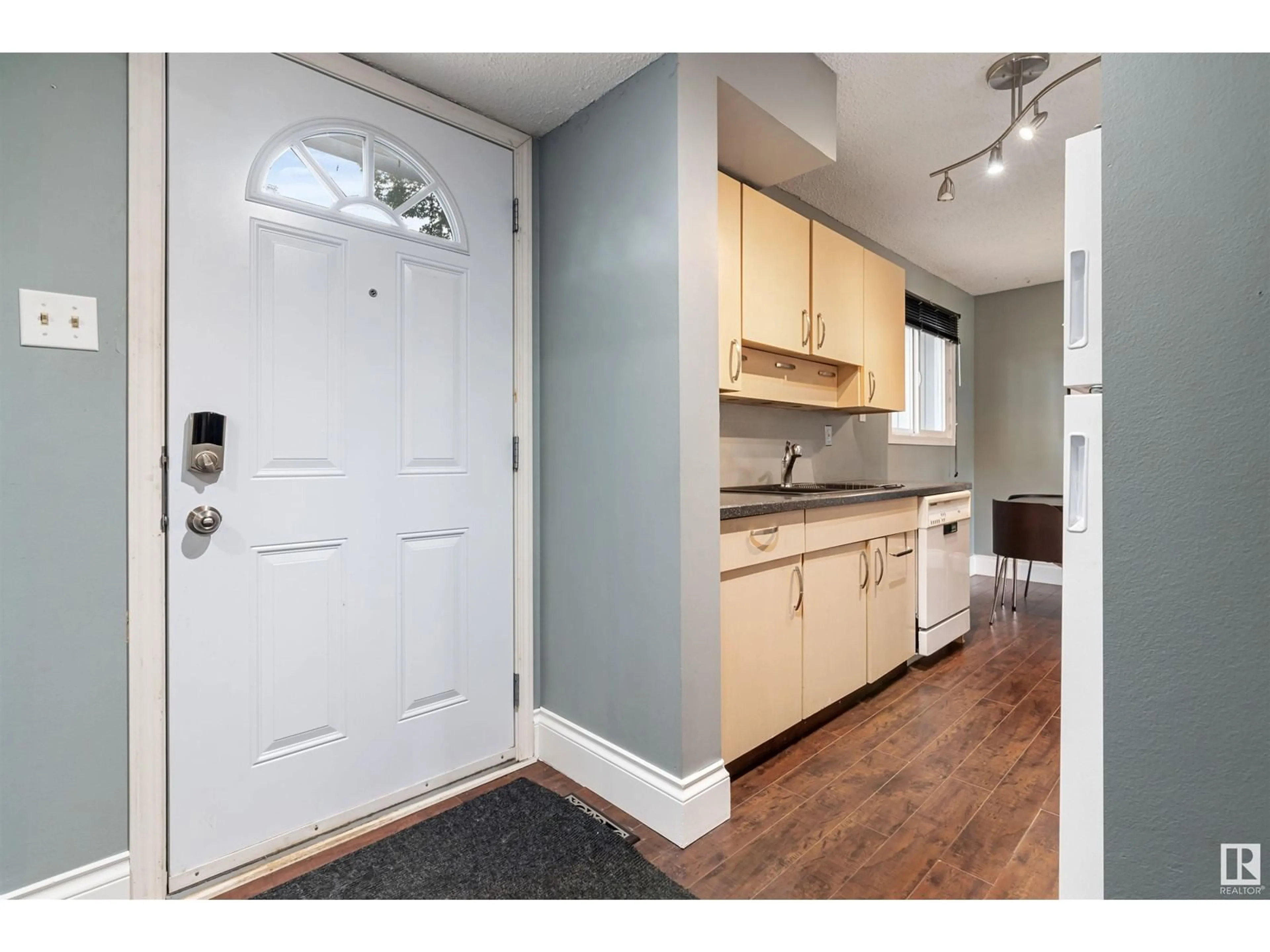 Indoor entryway for 18452 62B AV NW, Edmonton Alberta T5T2N7