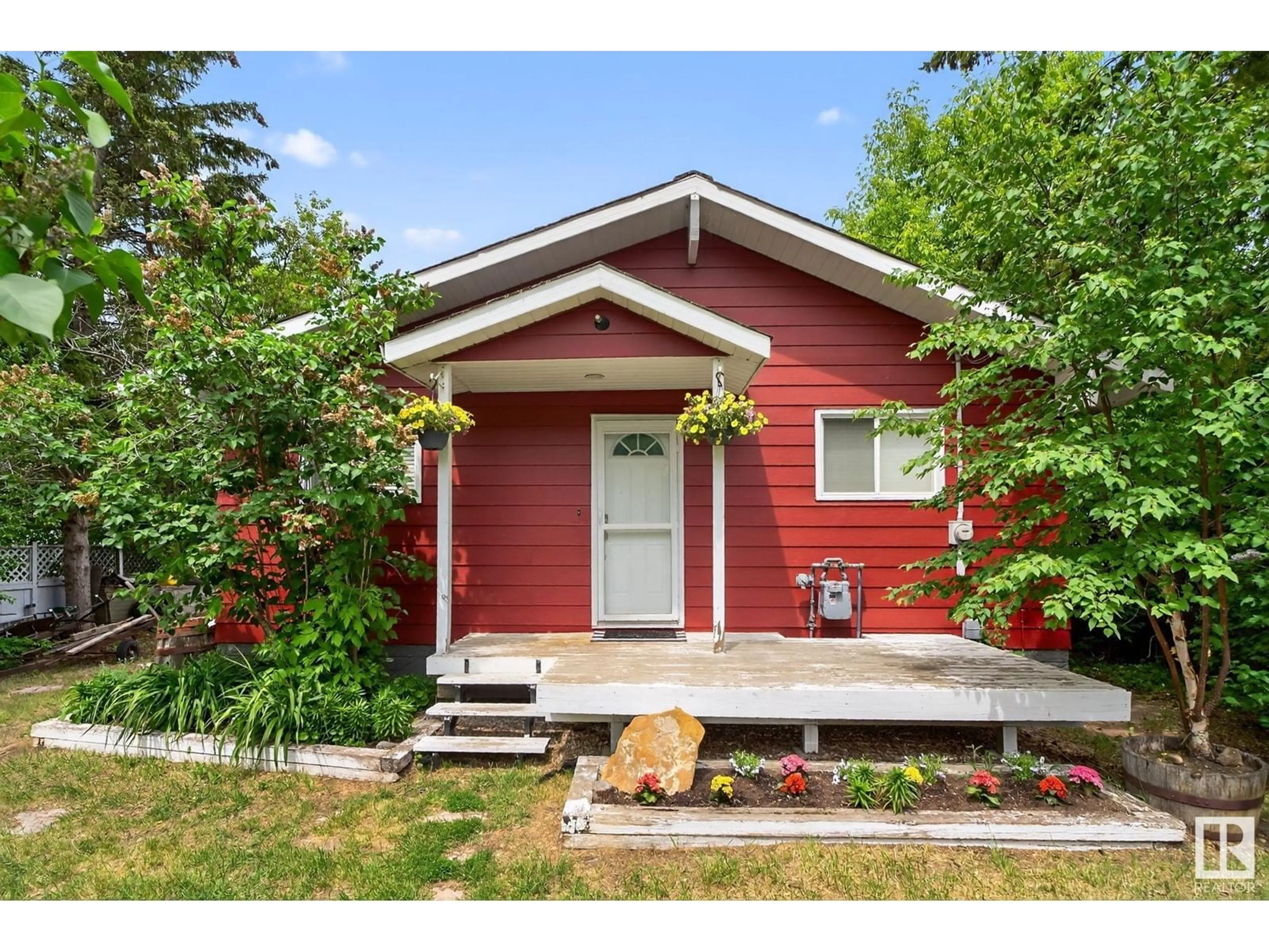Home with vinyl exterior material, street for 508 - 55230 RGE ROAD 10, Rural Sturgeon County Alberta T8R0K4