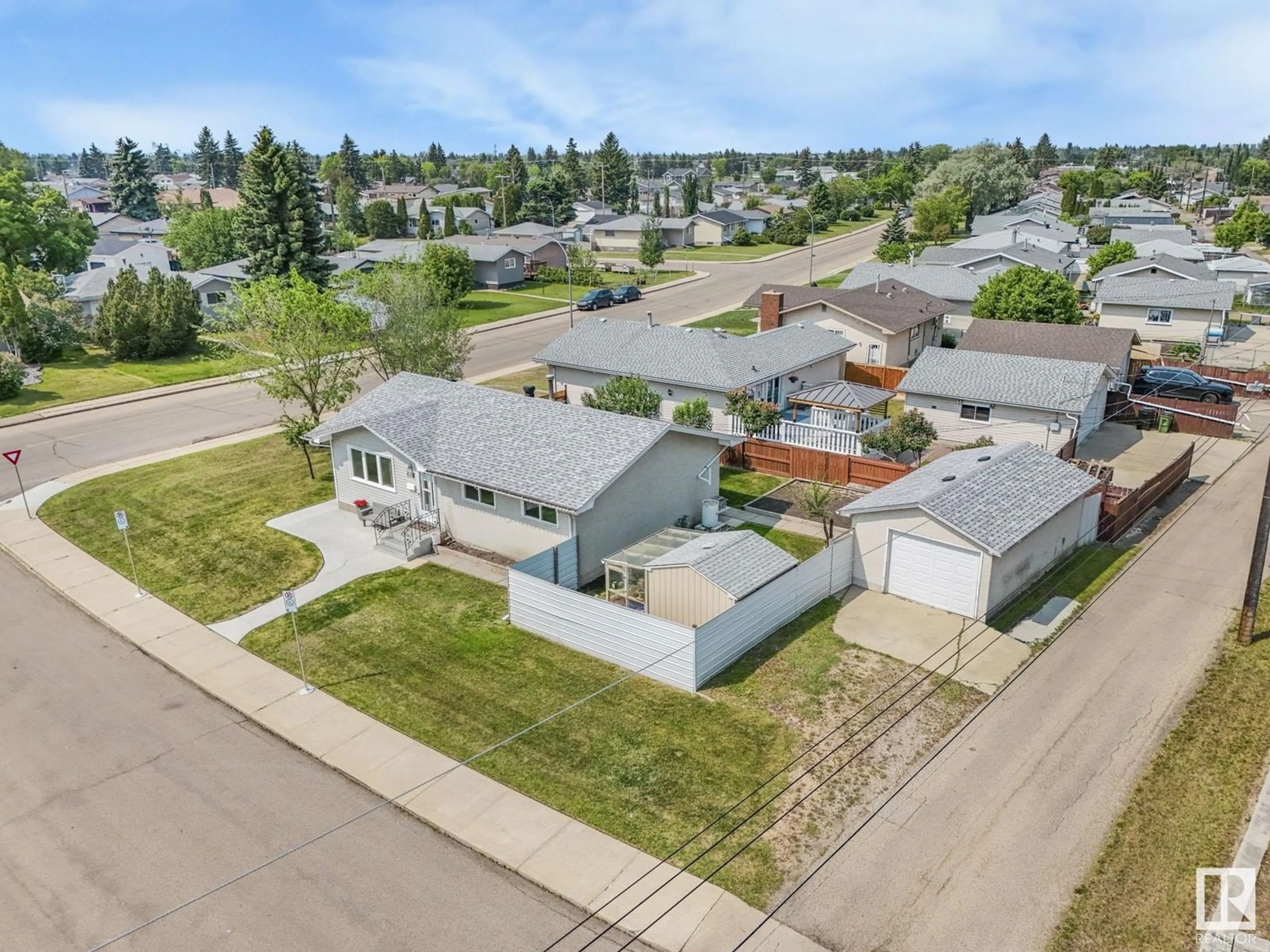 A pic from outside/outdoor area/front of a property/back of a property/a pic from drone, street for 13504 70 ST, Edmonton Alberta T5C0K6