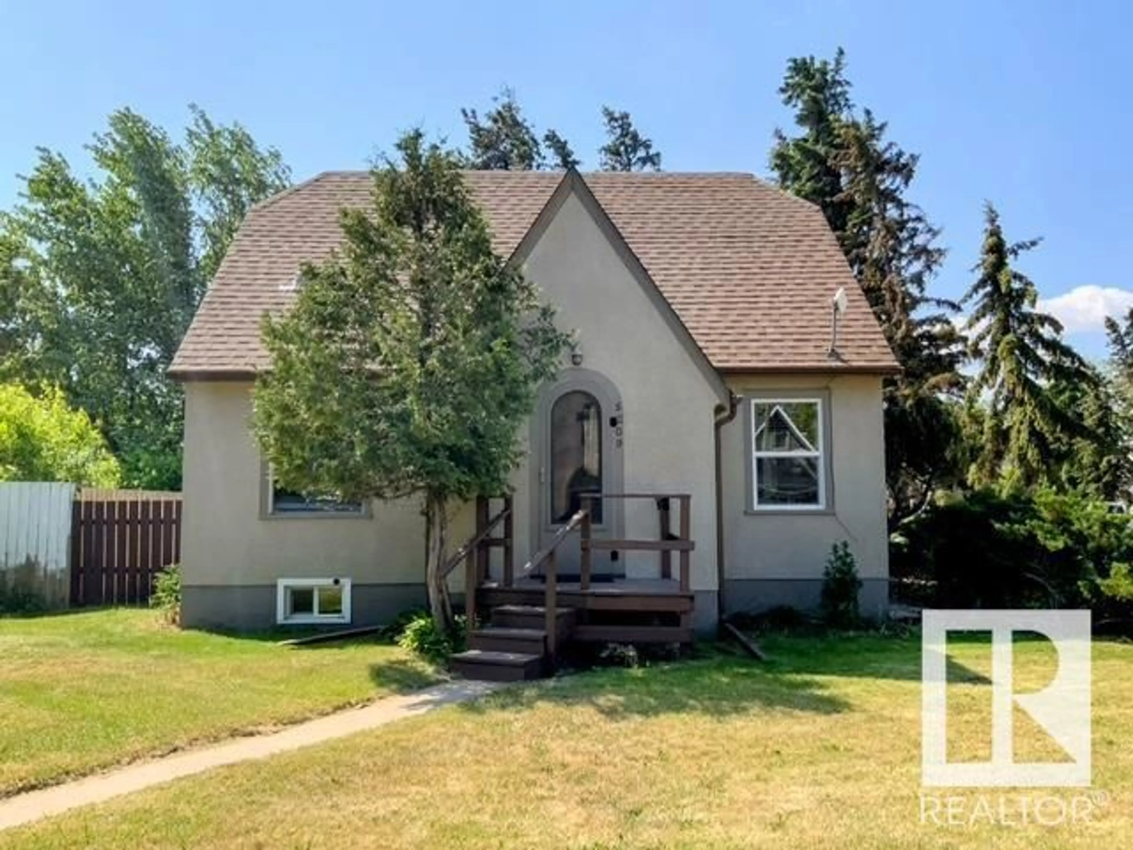 Home with vinyl exterior material, street for 5209 47 AV, Wetaskiwin Alberta T9A0K5