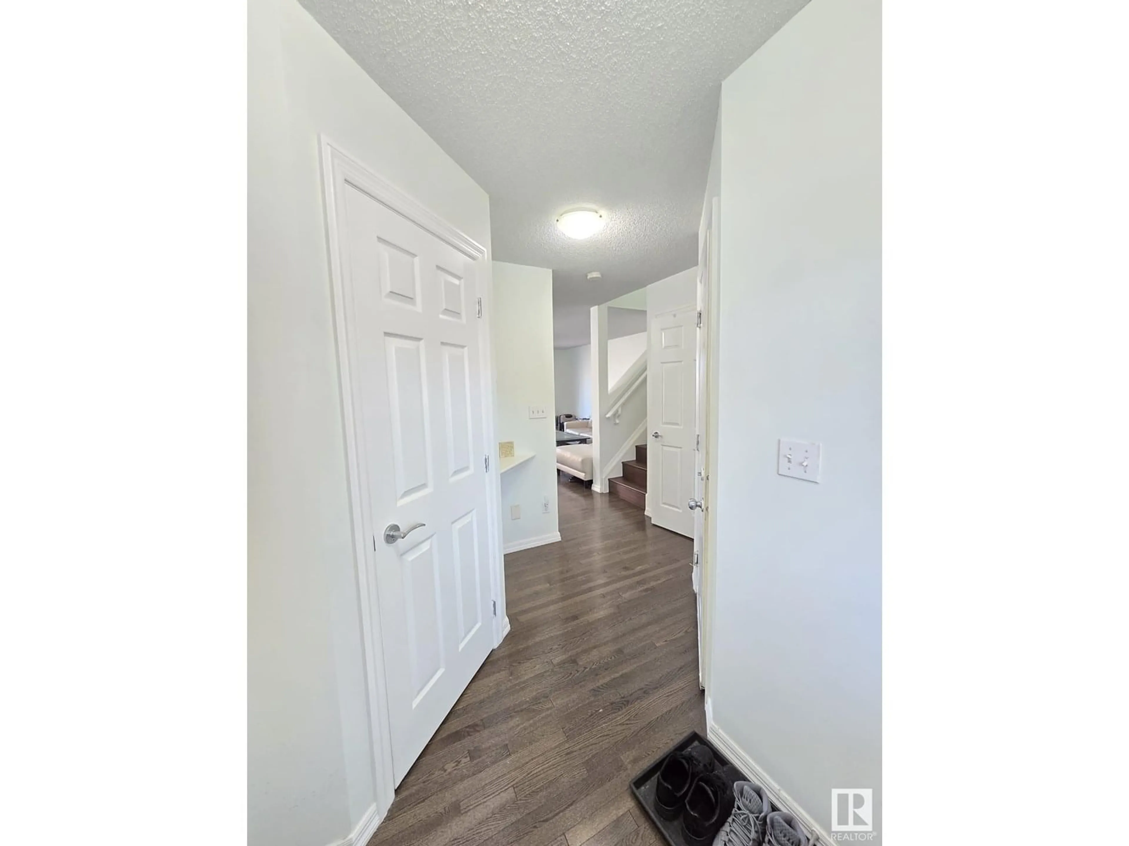 Indoor entryway for 2813 18A AV, Edmonton Alberta T6T0N8