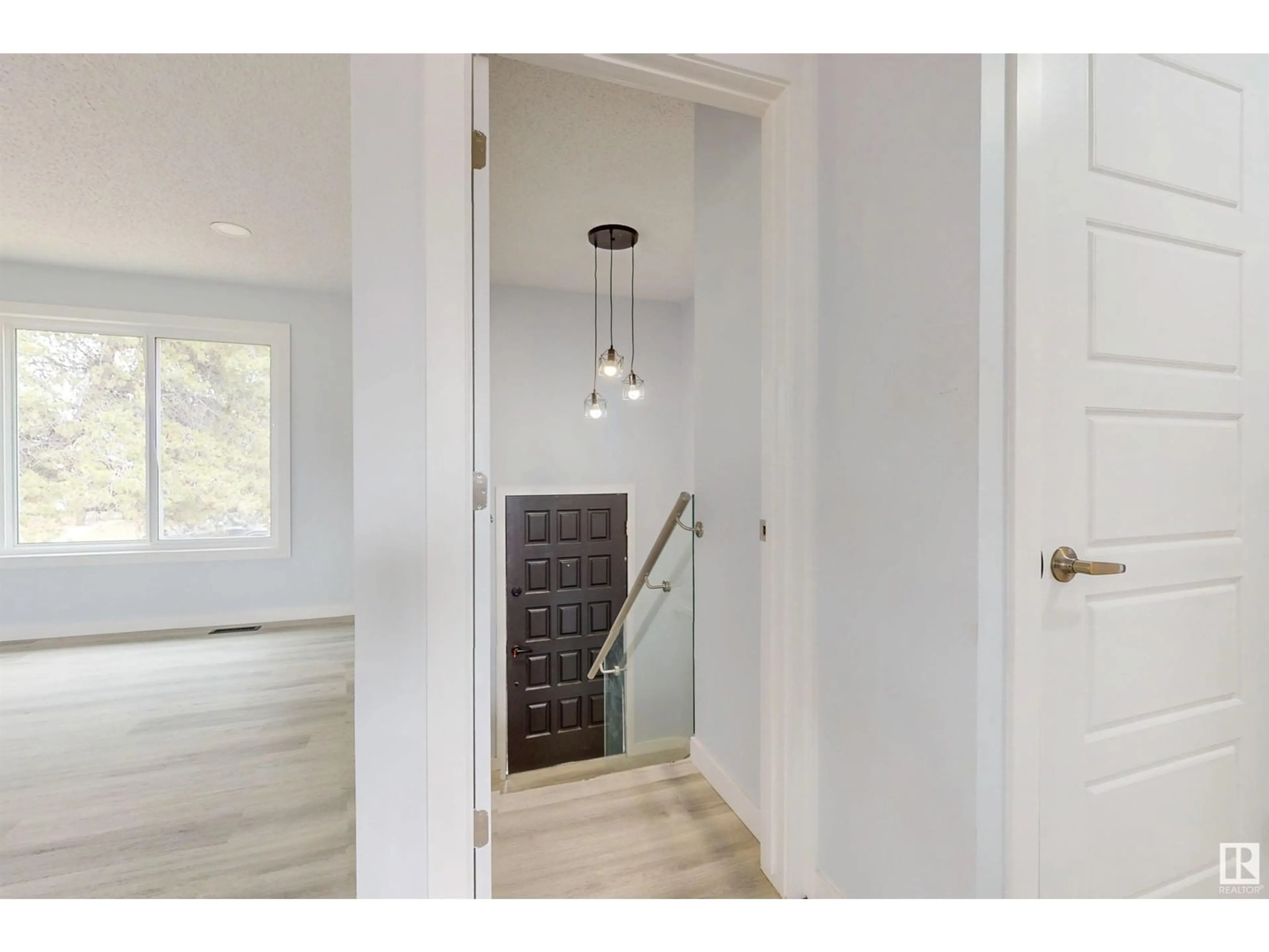 Indoor entryway for 47 CLAREVIEW RD, Edmonton Alberta T5A3X2