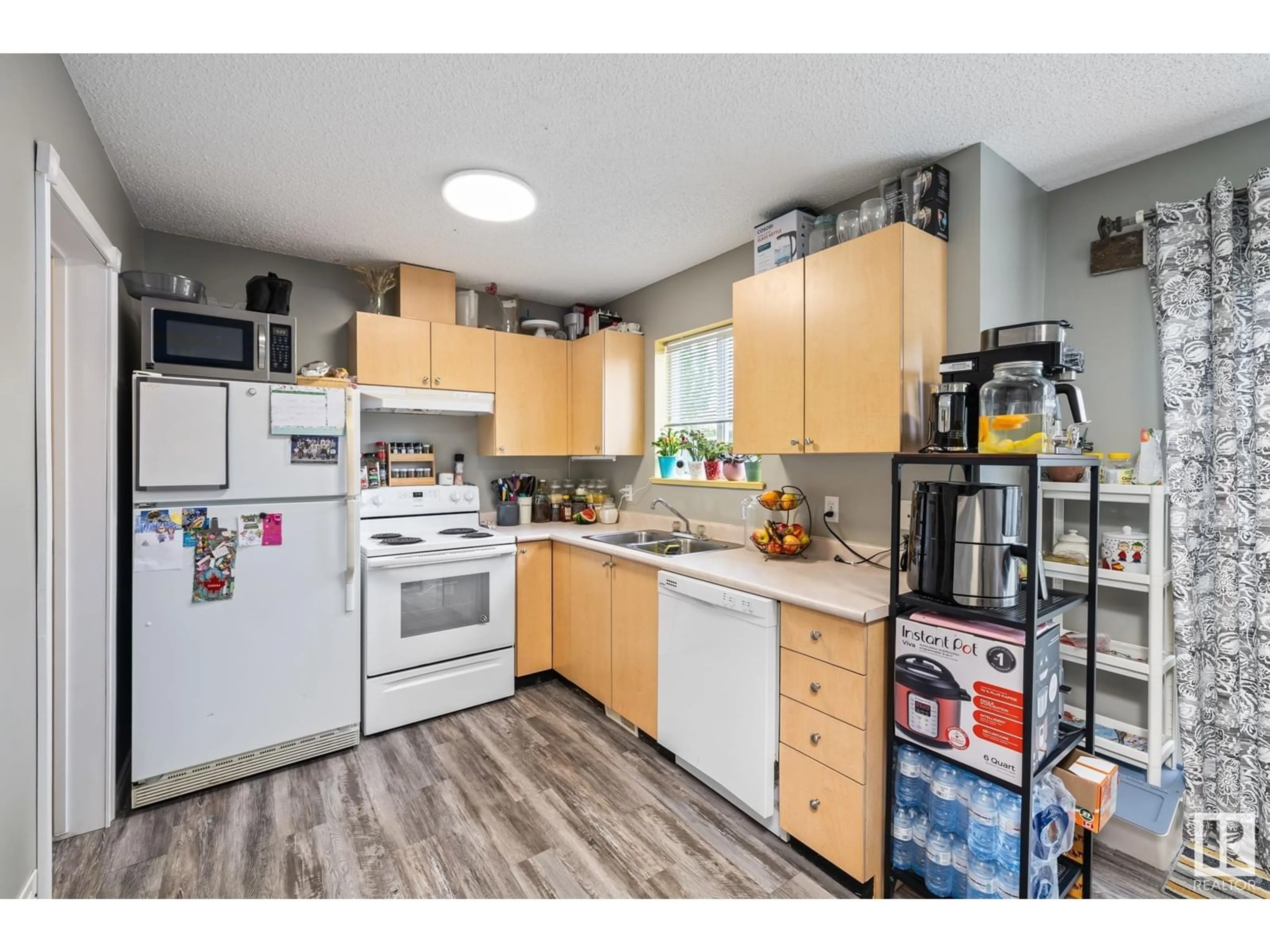 Standard kitchen, wood/laminate floor for #1003 - 610 KING ST, Spruce Grove Alberta T7X4J9