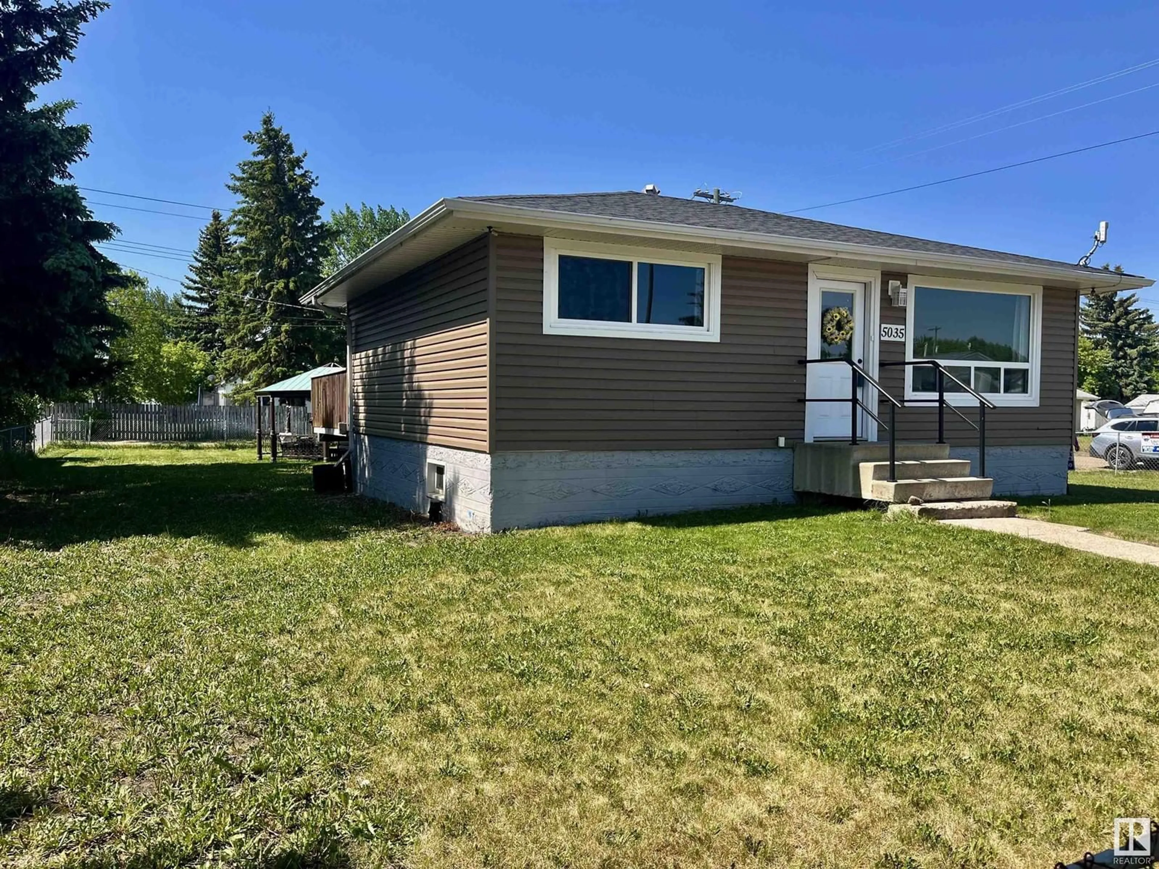 Home with vinyl exterior material, street for 5035 52 AVE, Mundare Alberta T0B3H0