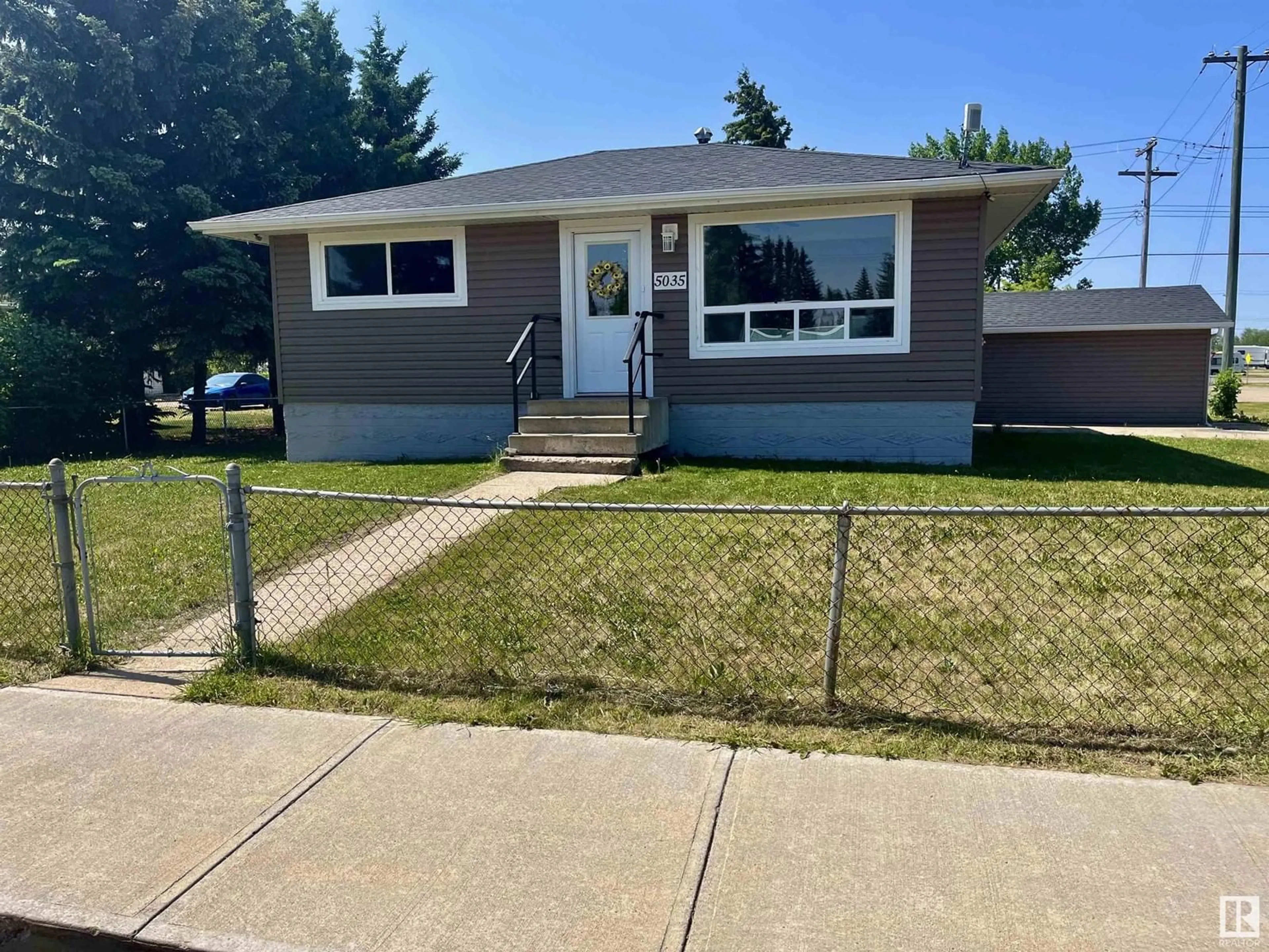 Home with vinyl exterior material, street for 5035 52 AVE, Mundare Alberta T0B3H0