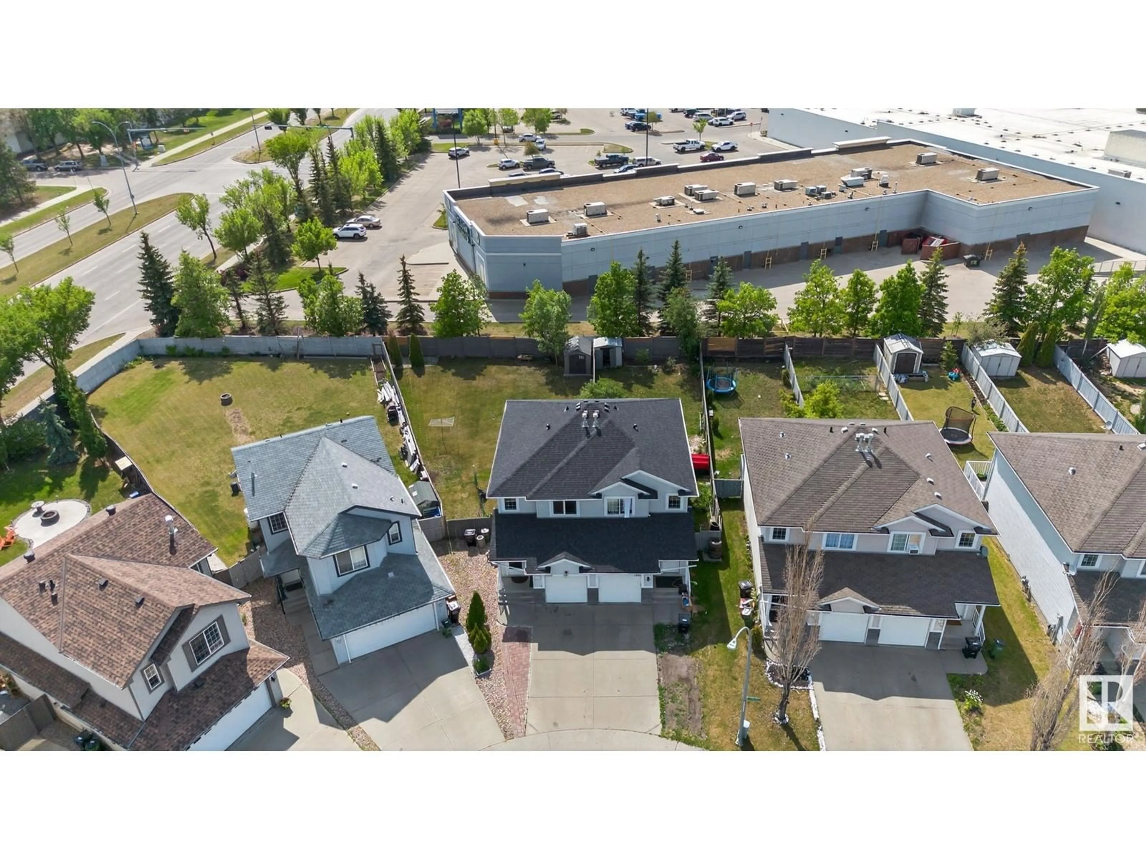 A pic from outside/outdoor area/front of a property/back of a property/a pic from drone, street for 13706 38 ST, Edmonton Alberta T5Y3G7