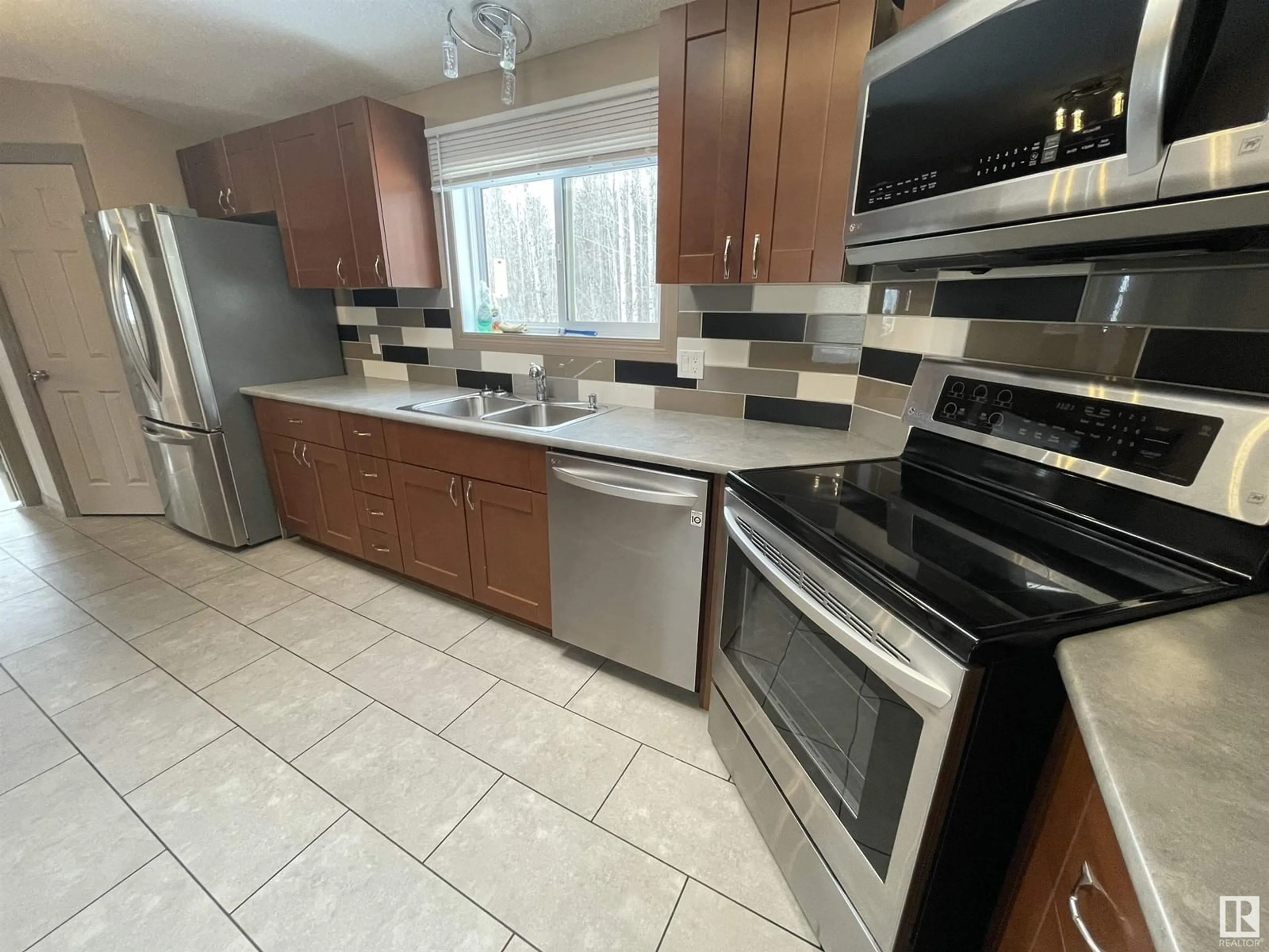 Standard kitchen, ceramic/tile floor for 17 - 231054 TWP RD 623.8, Rural Athabasca County Alberta T0G1Z0