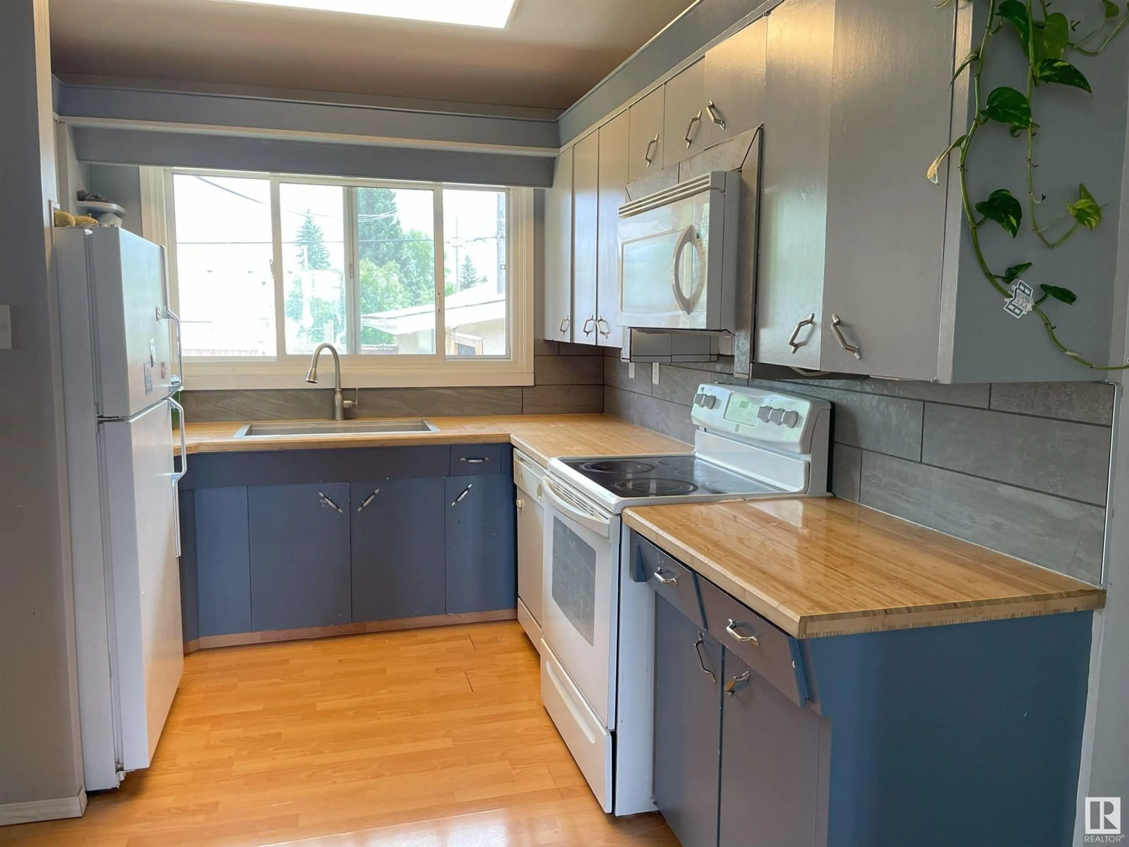 Standard kitchen, wood/laminate floor for 16103 87A AV NW, Edmonton Alberta T5R4H6