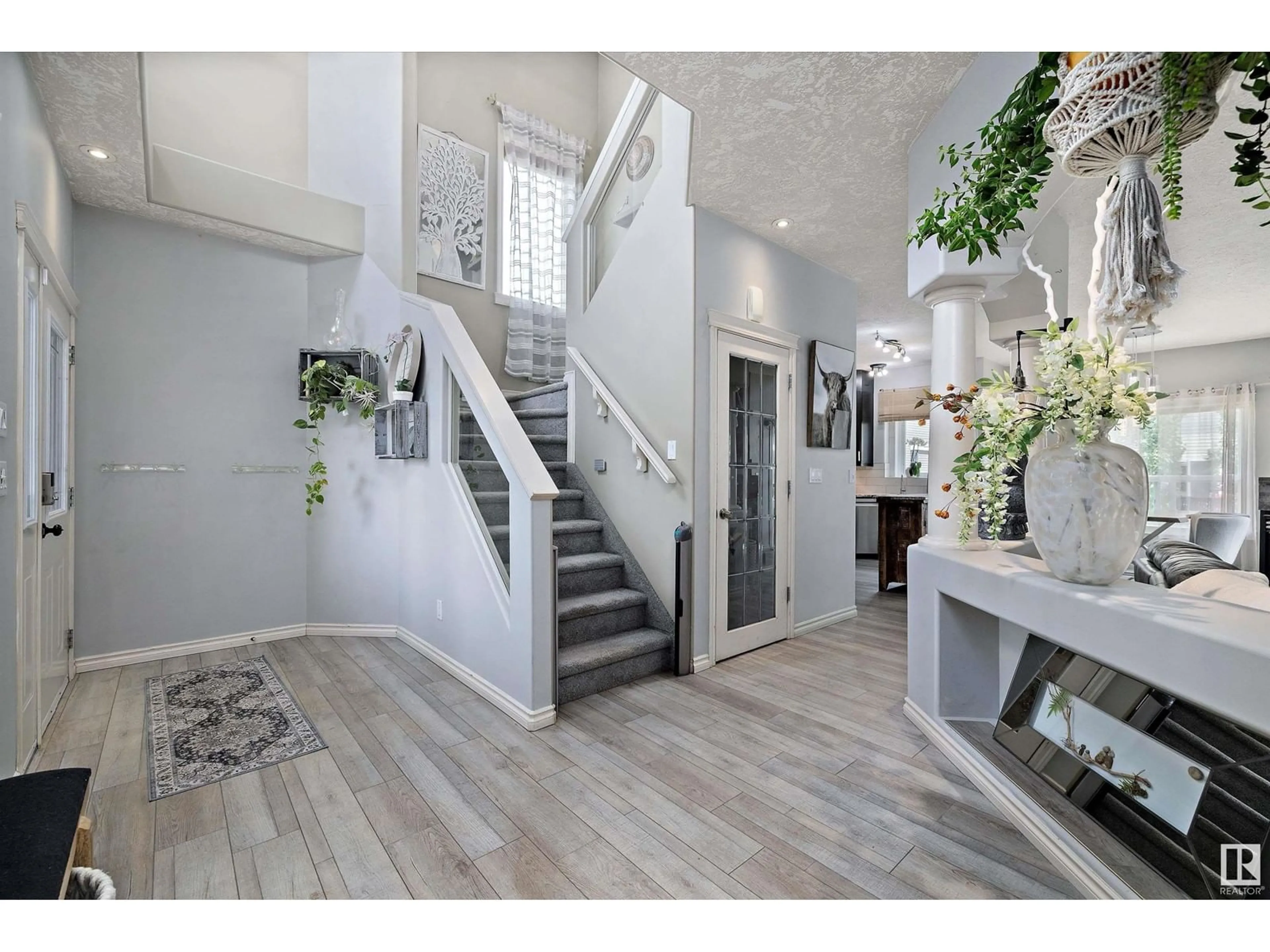 Indoor entryway for 14915 16 ST, Edmonton Alberta T5Y3J1