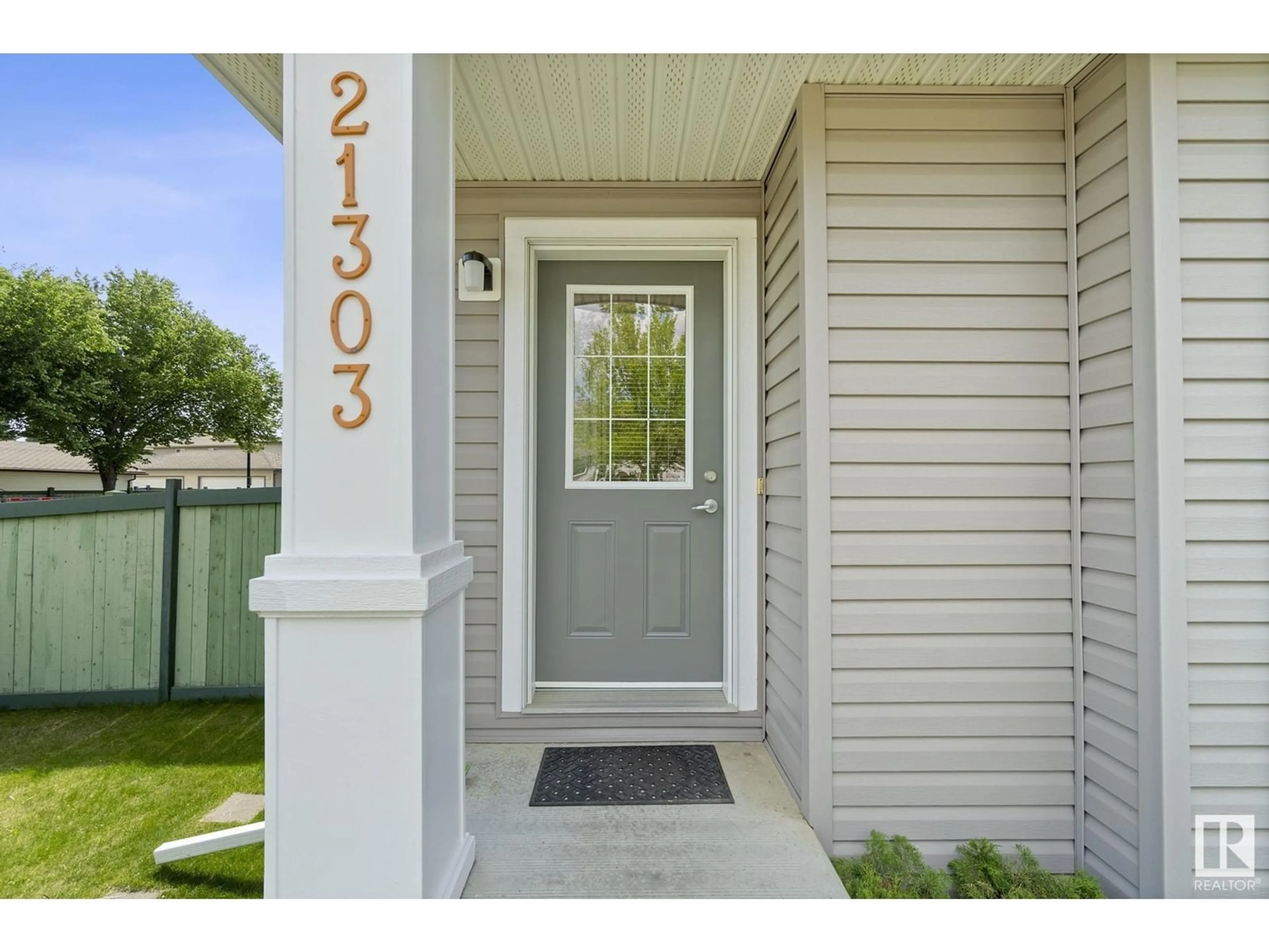 Indoor entryway for 21303 91 AV, Edmonton Alberta T5T6Y9