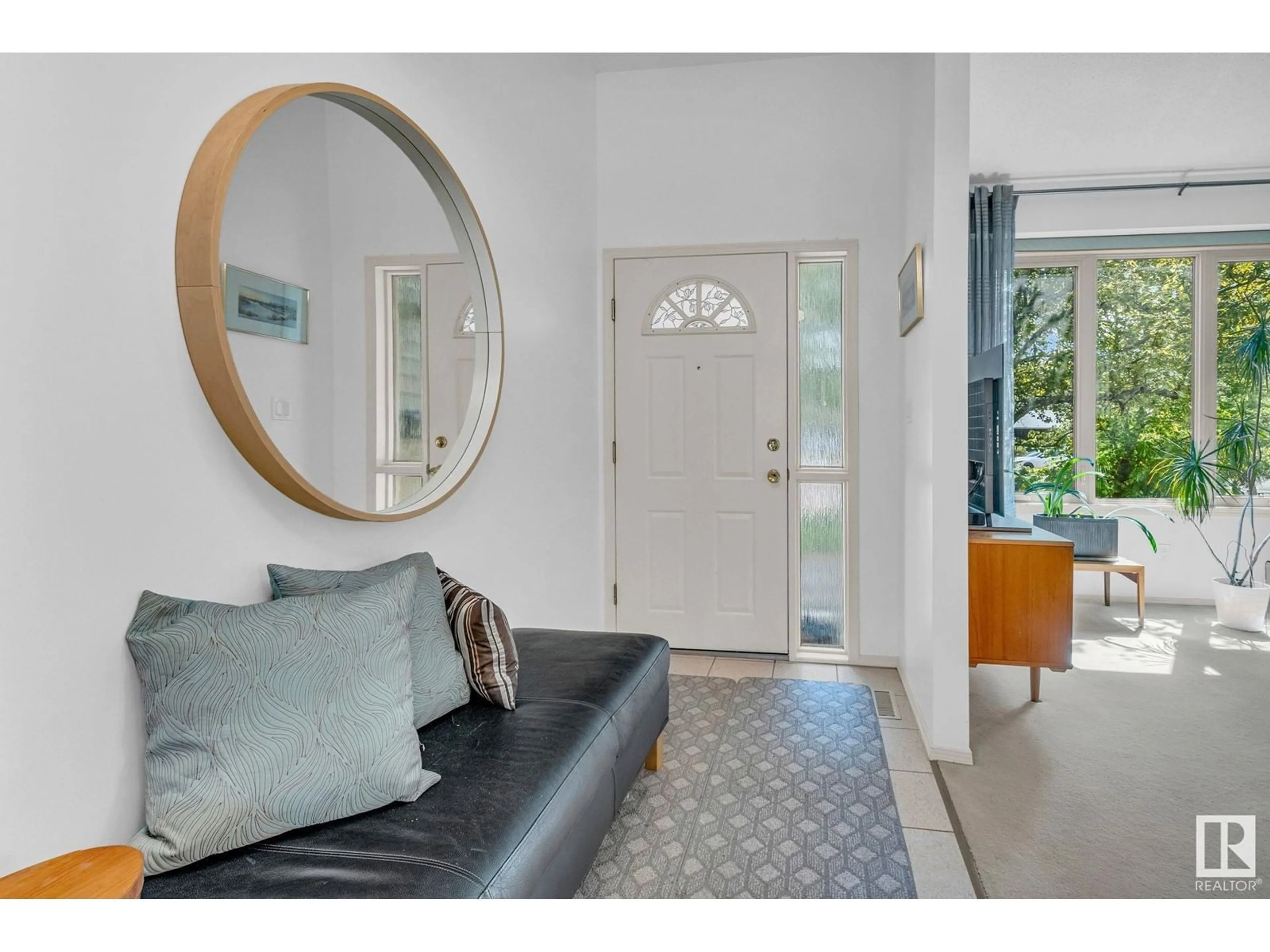 Indoor entryway for 3720 32 ST, Edmonton Alberta T6T1G1