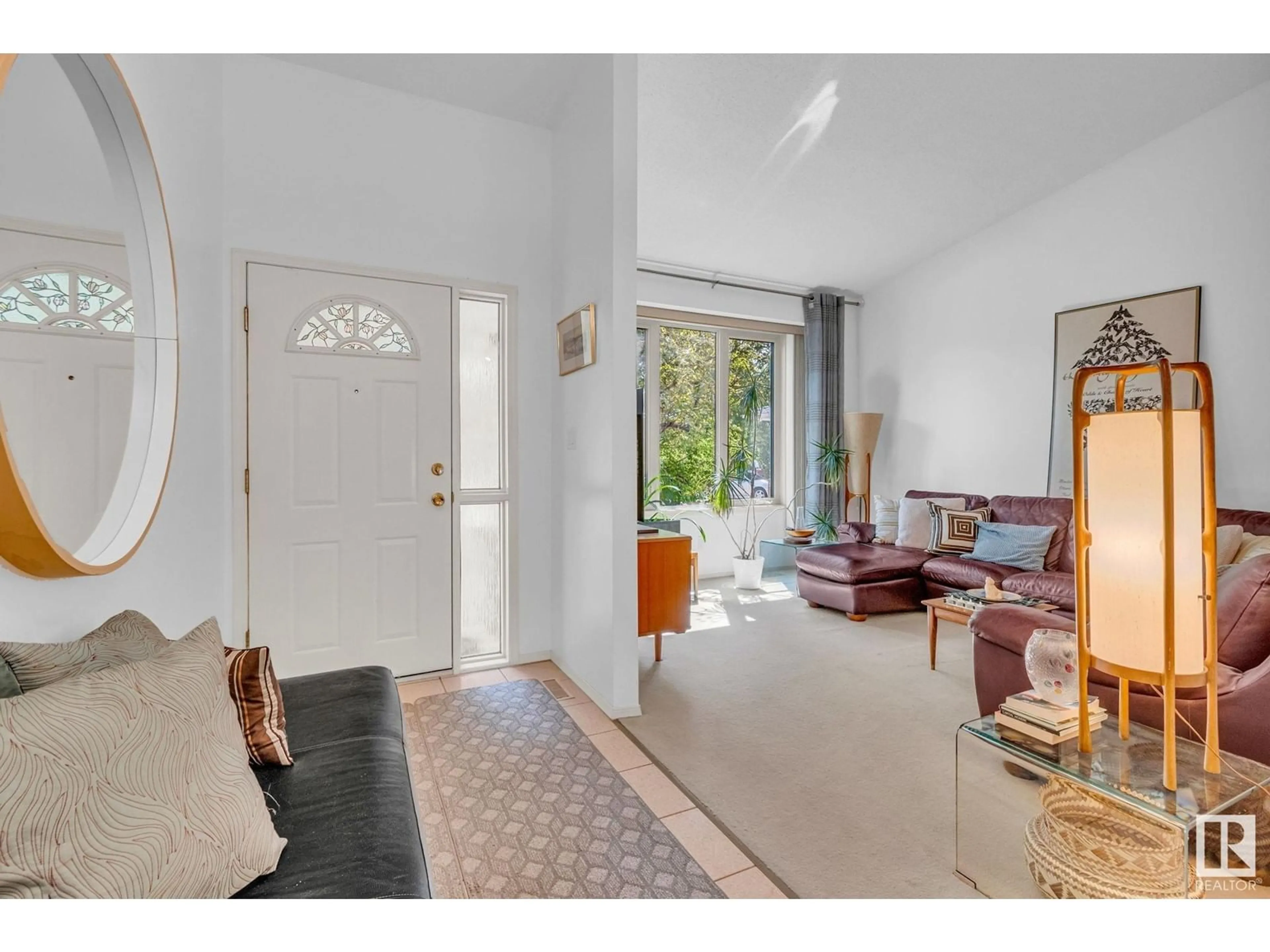 Indoor entryway for 3720 32 ST, Edmonton Alberta T6T1G1