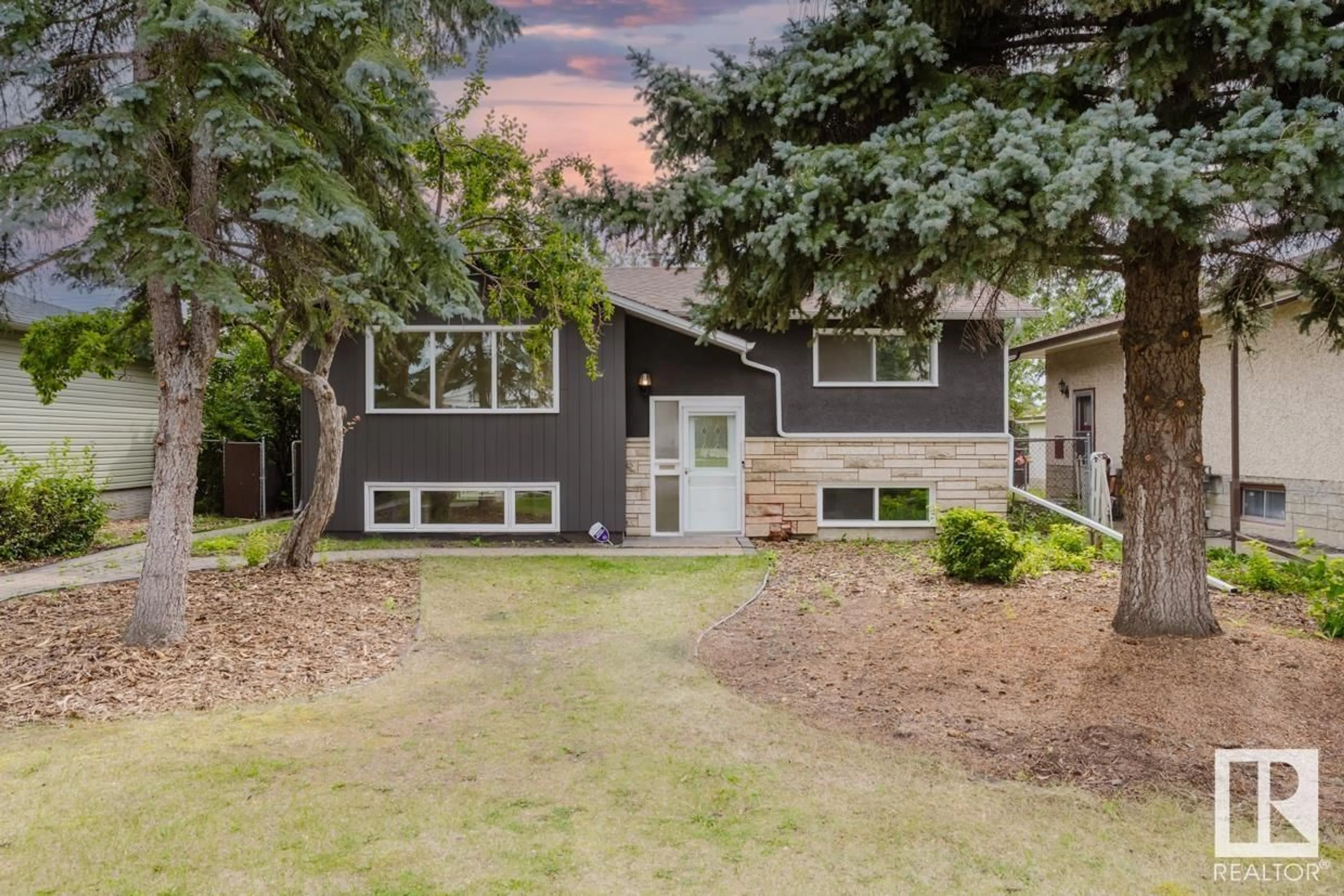 Home with vinyl exterior material, street for 11719 46 AV, Edmonton Alberta T6H0A6