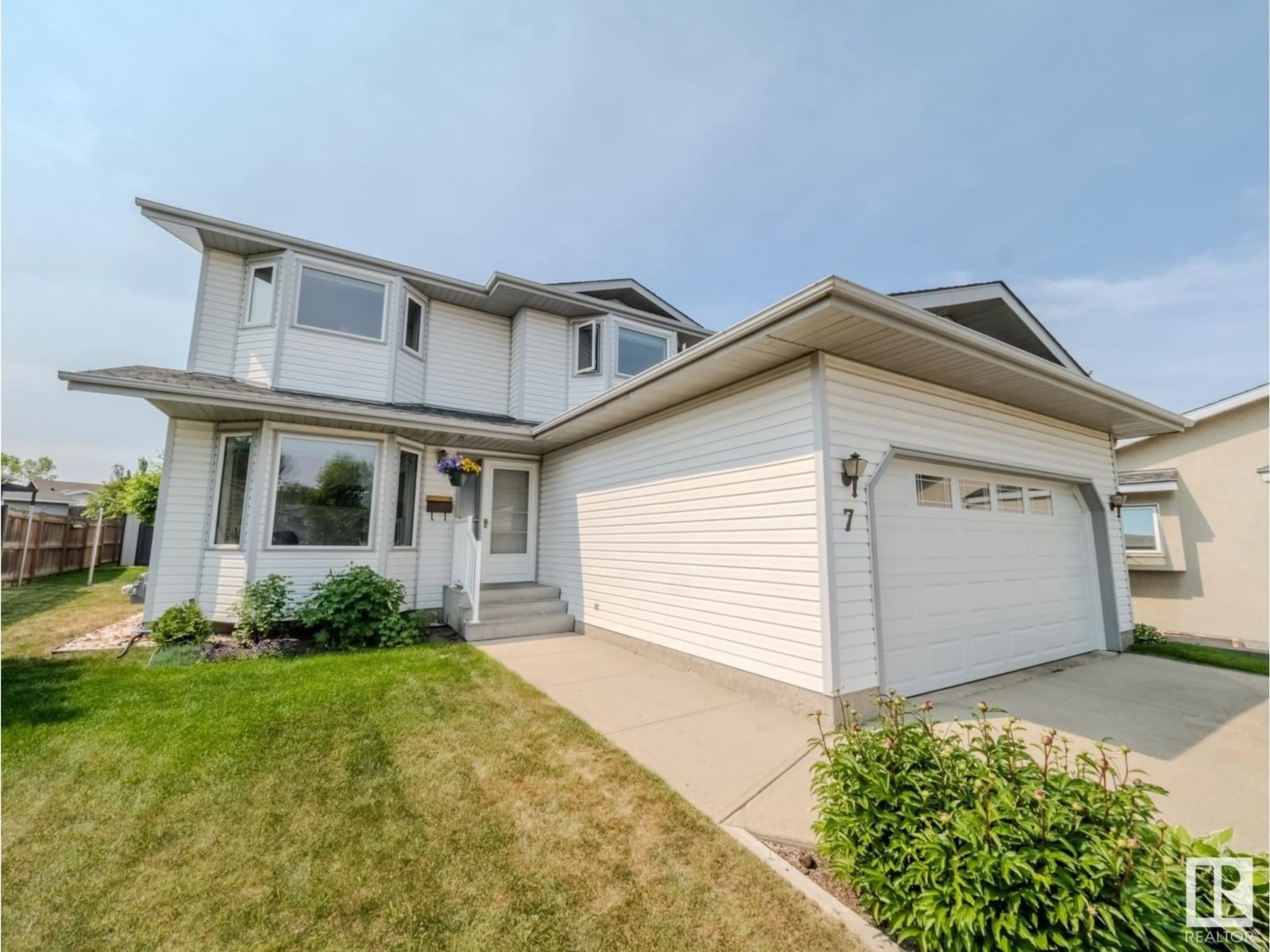 Home with vinyl exterior material, street for 7 COACHMAN PL, Sherwood Park Alberta T8H1C1