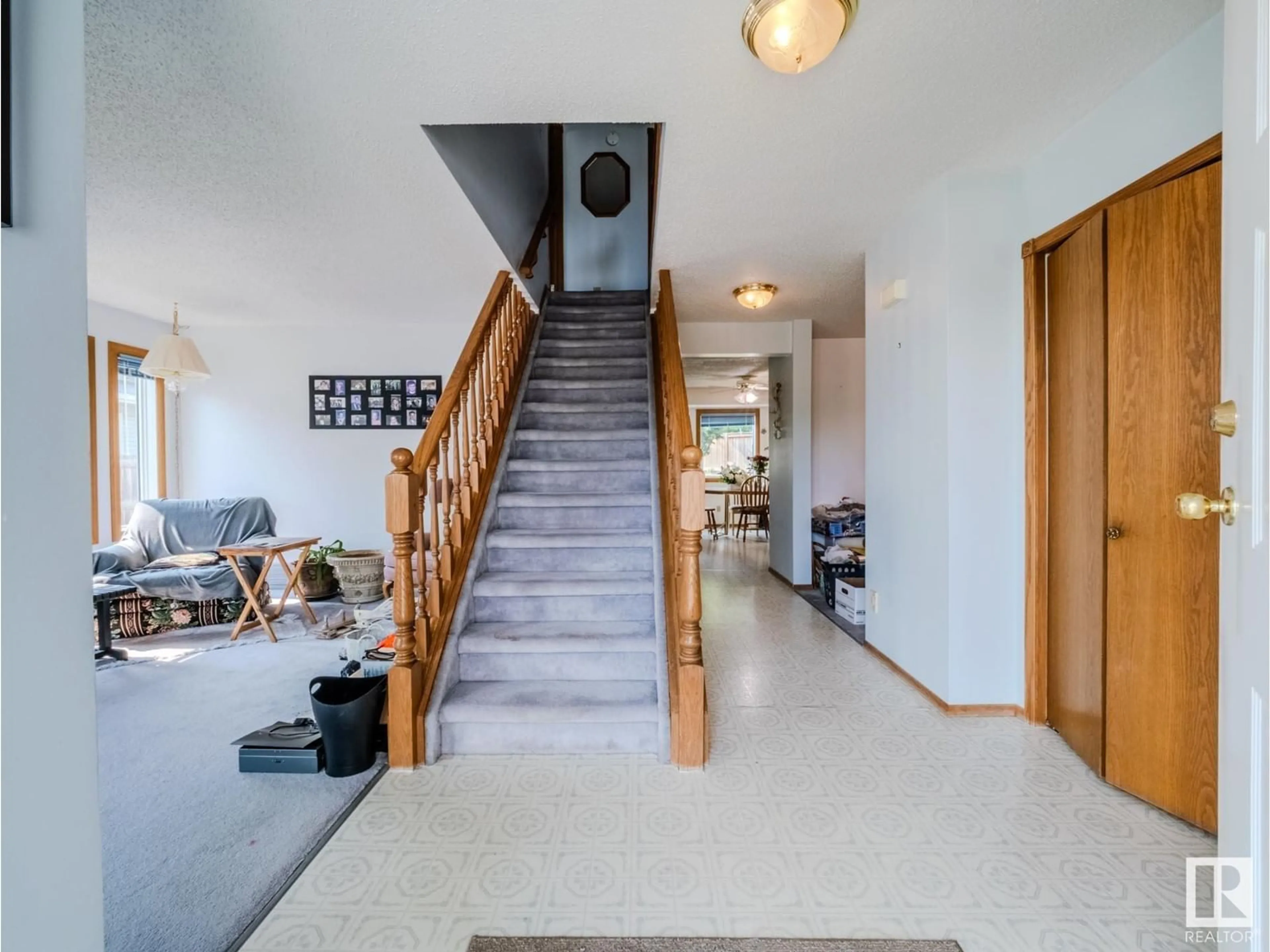 Indoor foyer for 7 COACHMAN PL, Sherwood Park Alberta T8H1C1