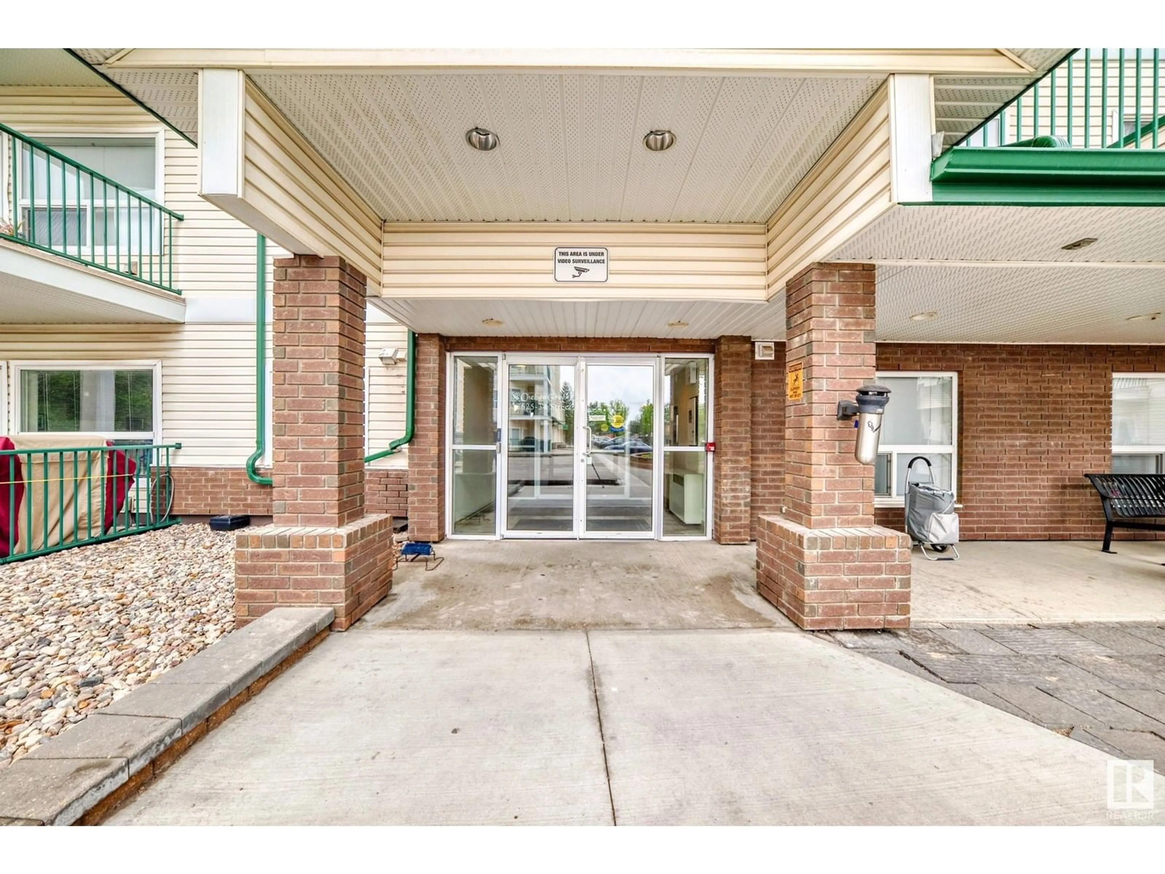 Indoor foyer for #104 - 13625 34 ST, Edmonton Alberta T5A0E3