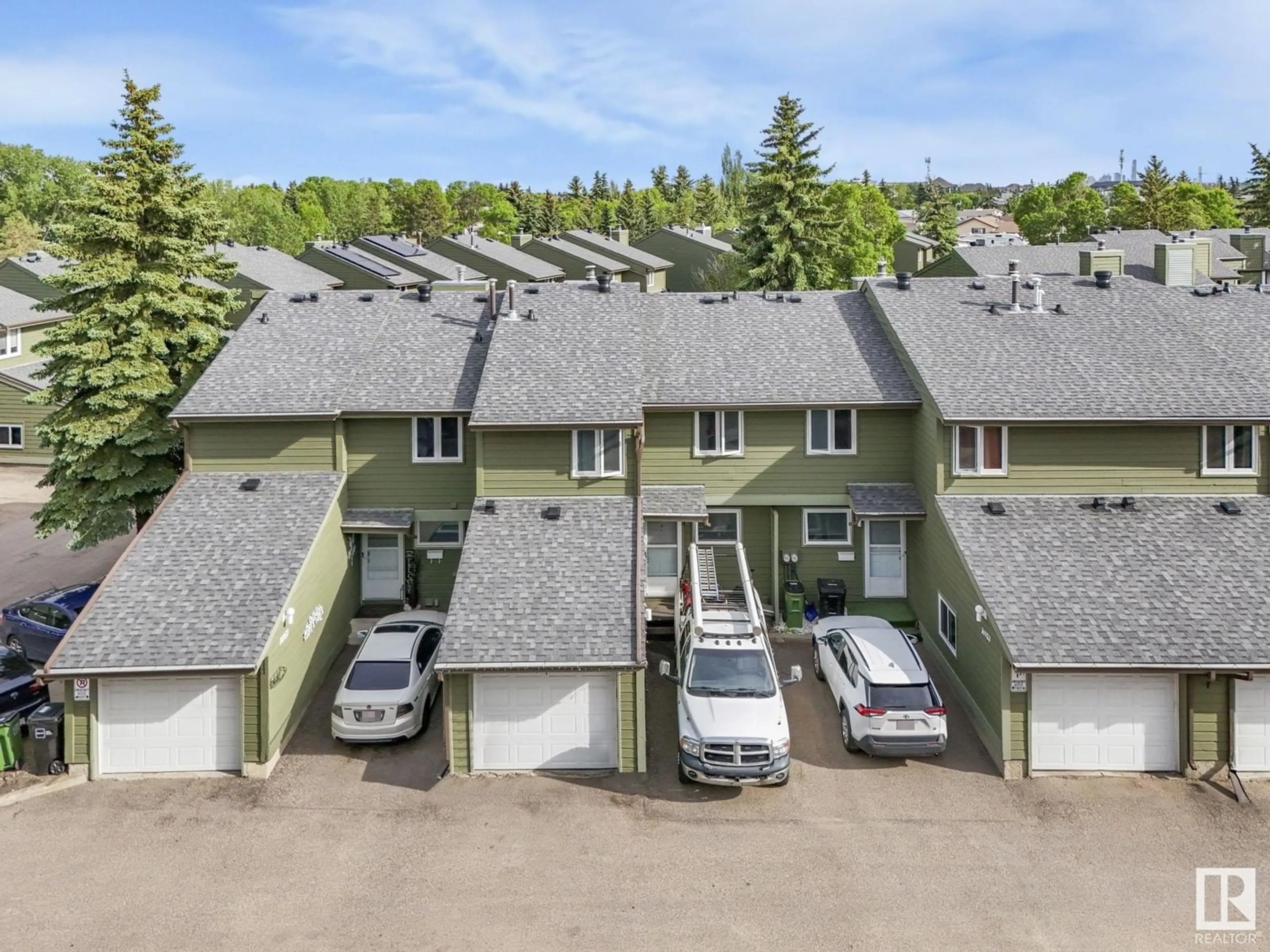 A pic from outside/outdoor area/front of a property/back of a property/a pic from drone, street for 16955 95 ST, Edmonton Alberta T5Z1Z4