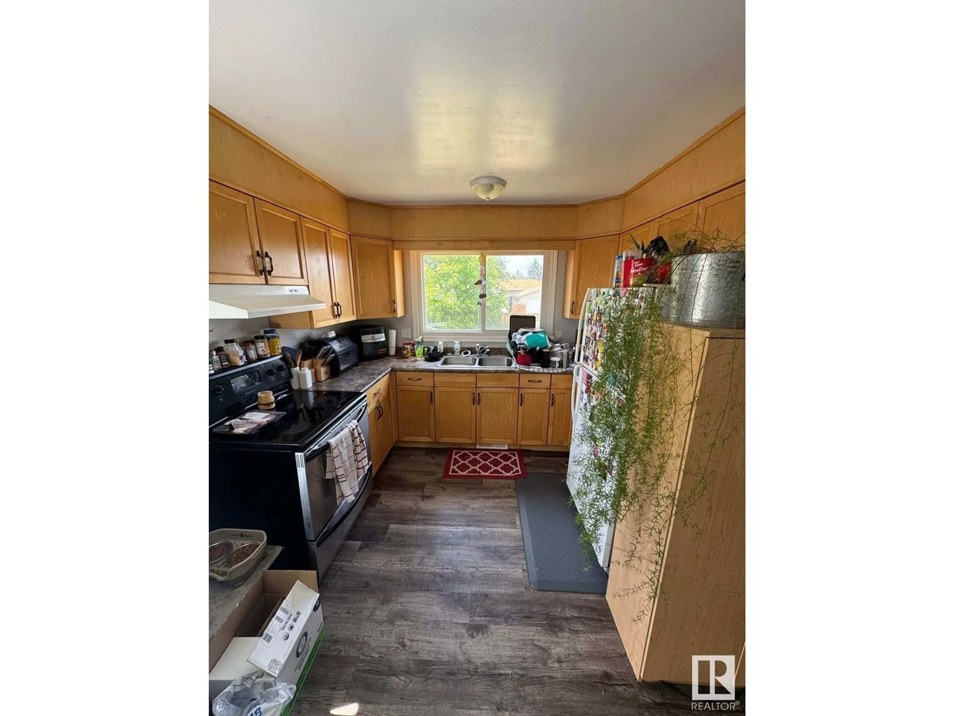 Standard kitchen, unknown for 1504 62 ST, Edmonton Alberta T6L1S8