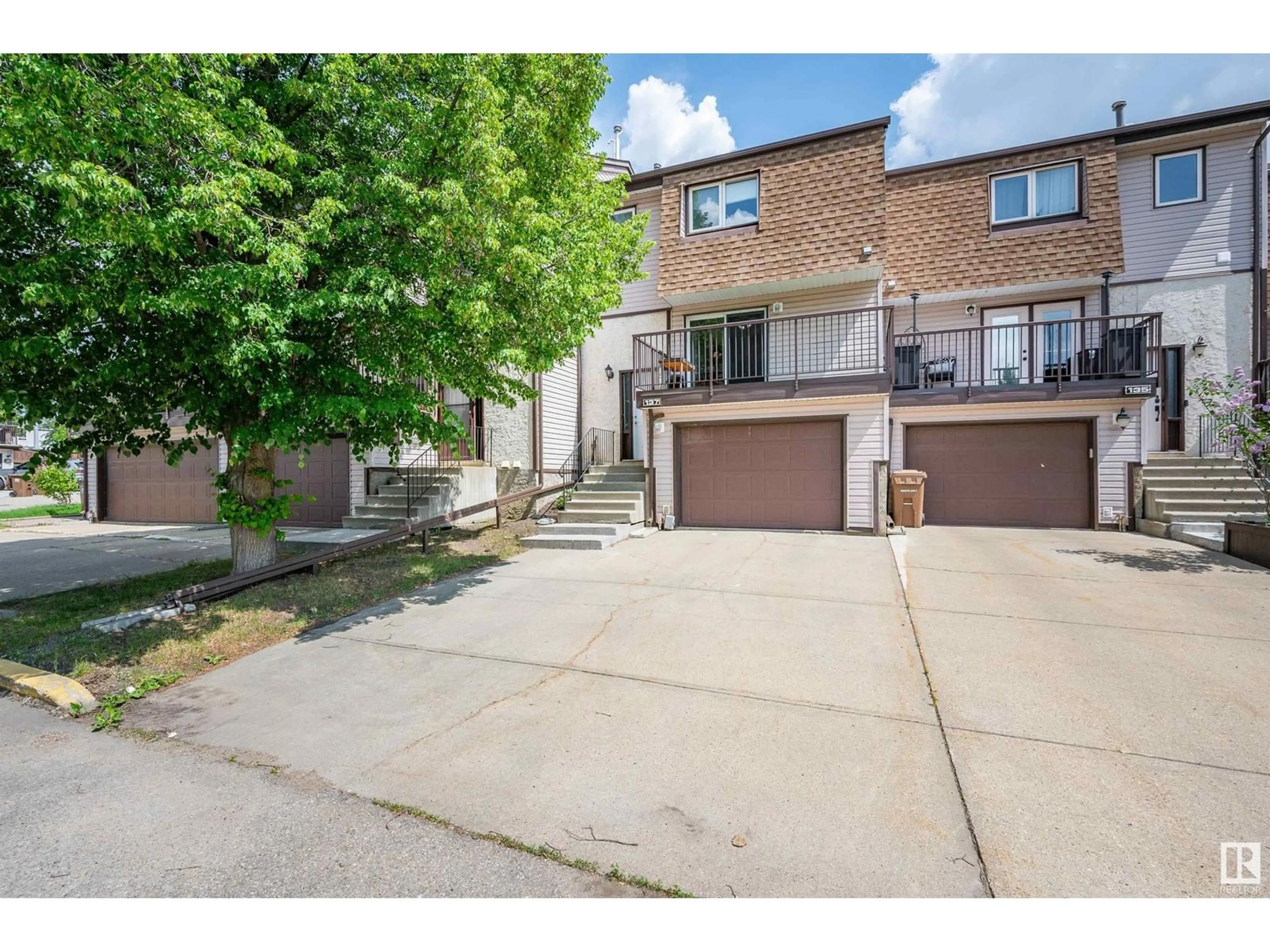 A pic from outside/outdoor area/front of a property/back of a property/a pic from drone, street for 137 GRANDIN WO, St. Albert Alberta T8N2Y4