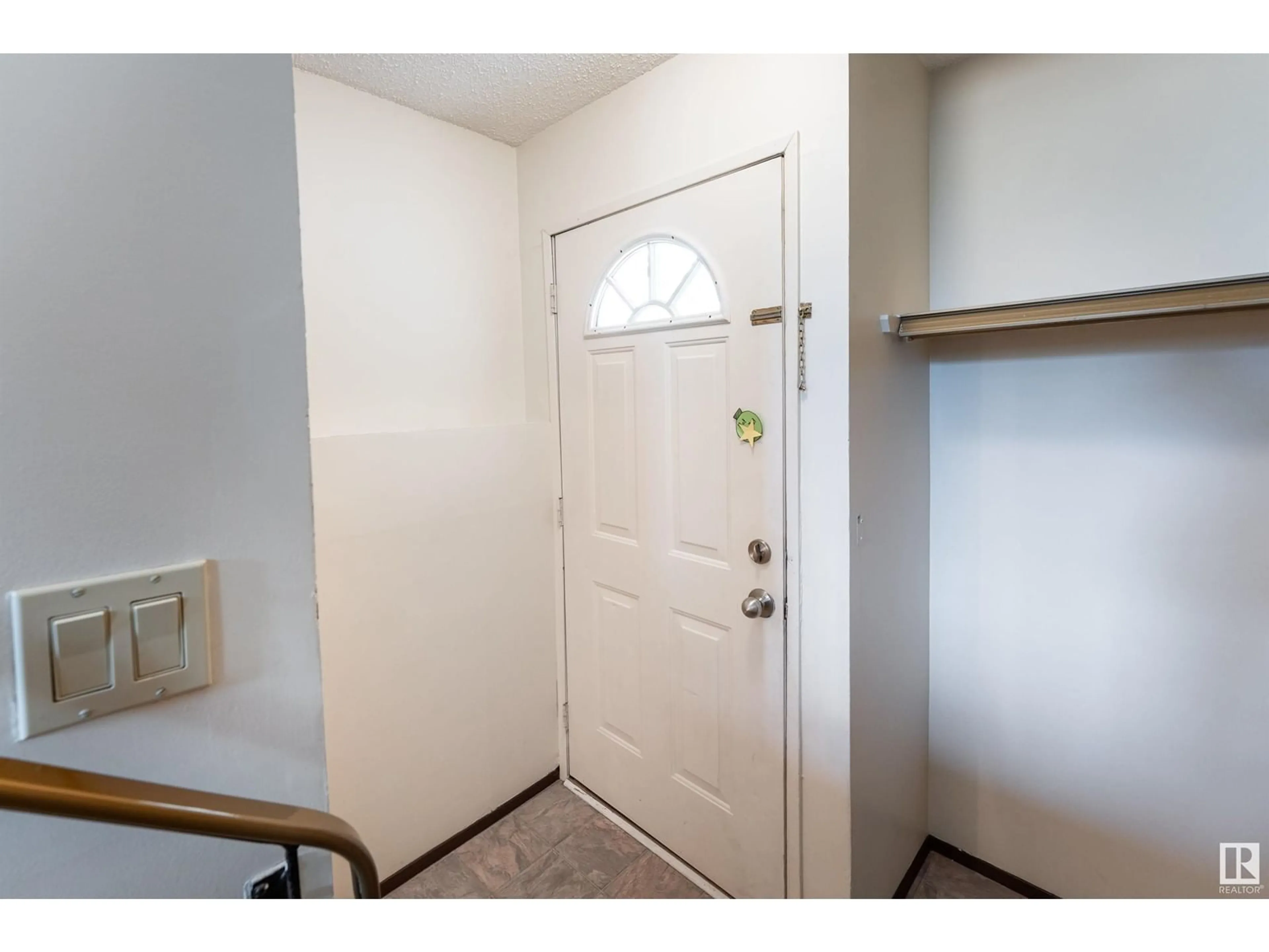Indoor entryway for 607 WILLOW CO NW, Edmonton Alberta T5T2K7