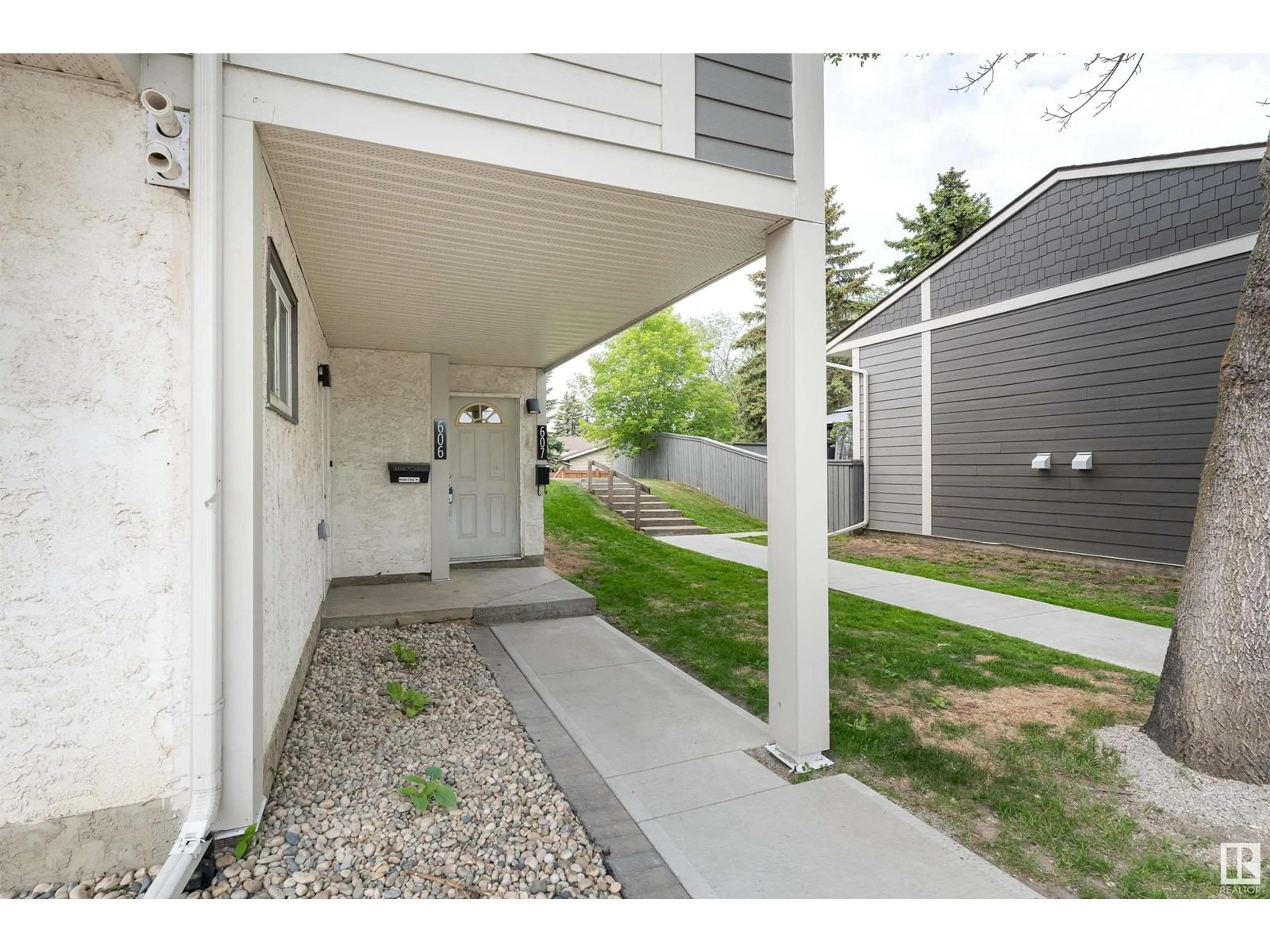 Patio, street for 607 WILLOW CO NW, Edmonton Alberta T5T2K7