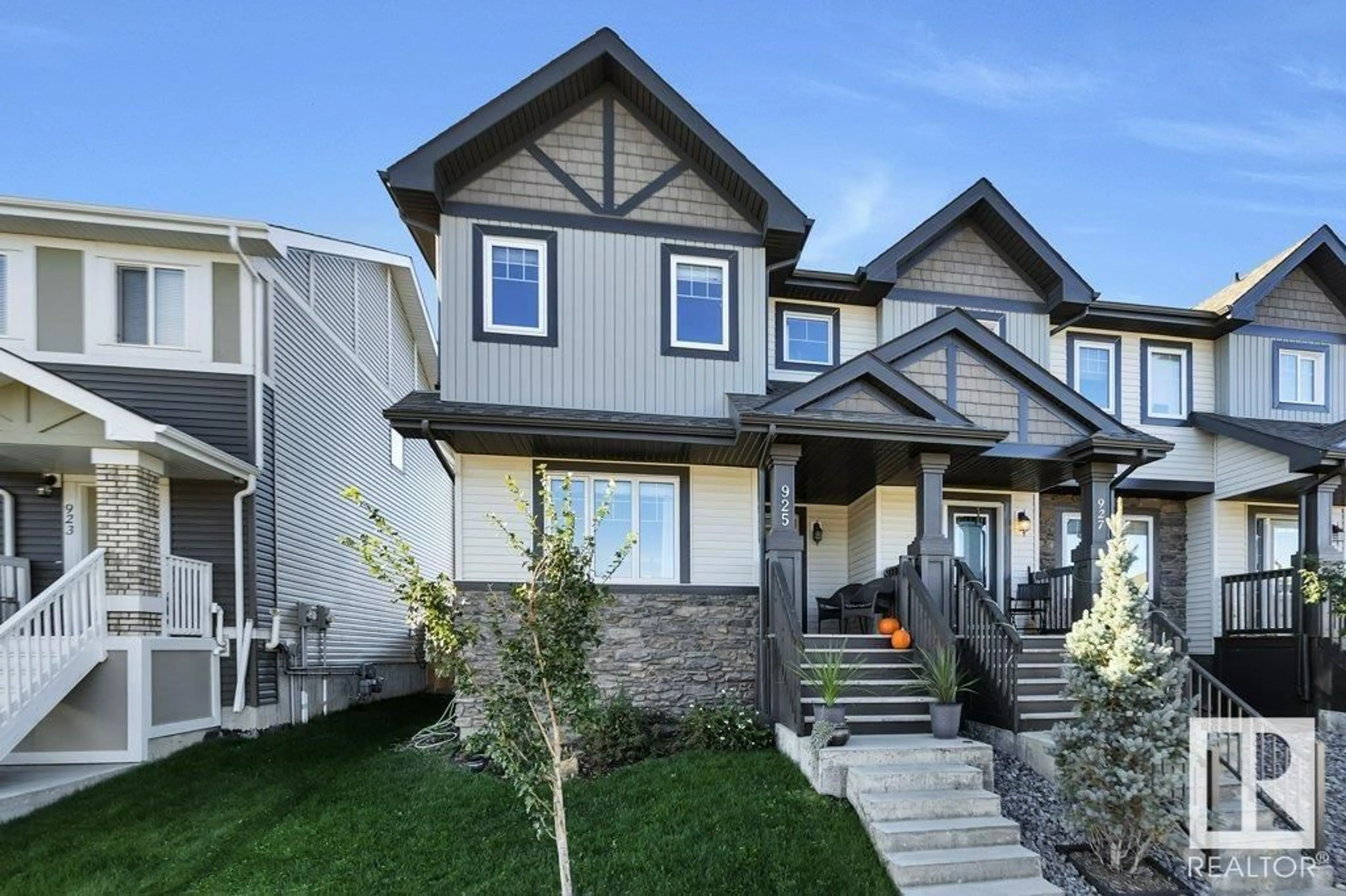 Home with vinyl exterior material, street for 925 MORRIS WY, Leduc Alberta T9E1G1
