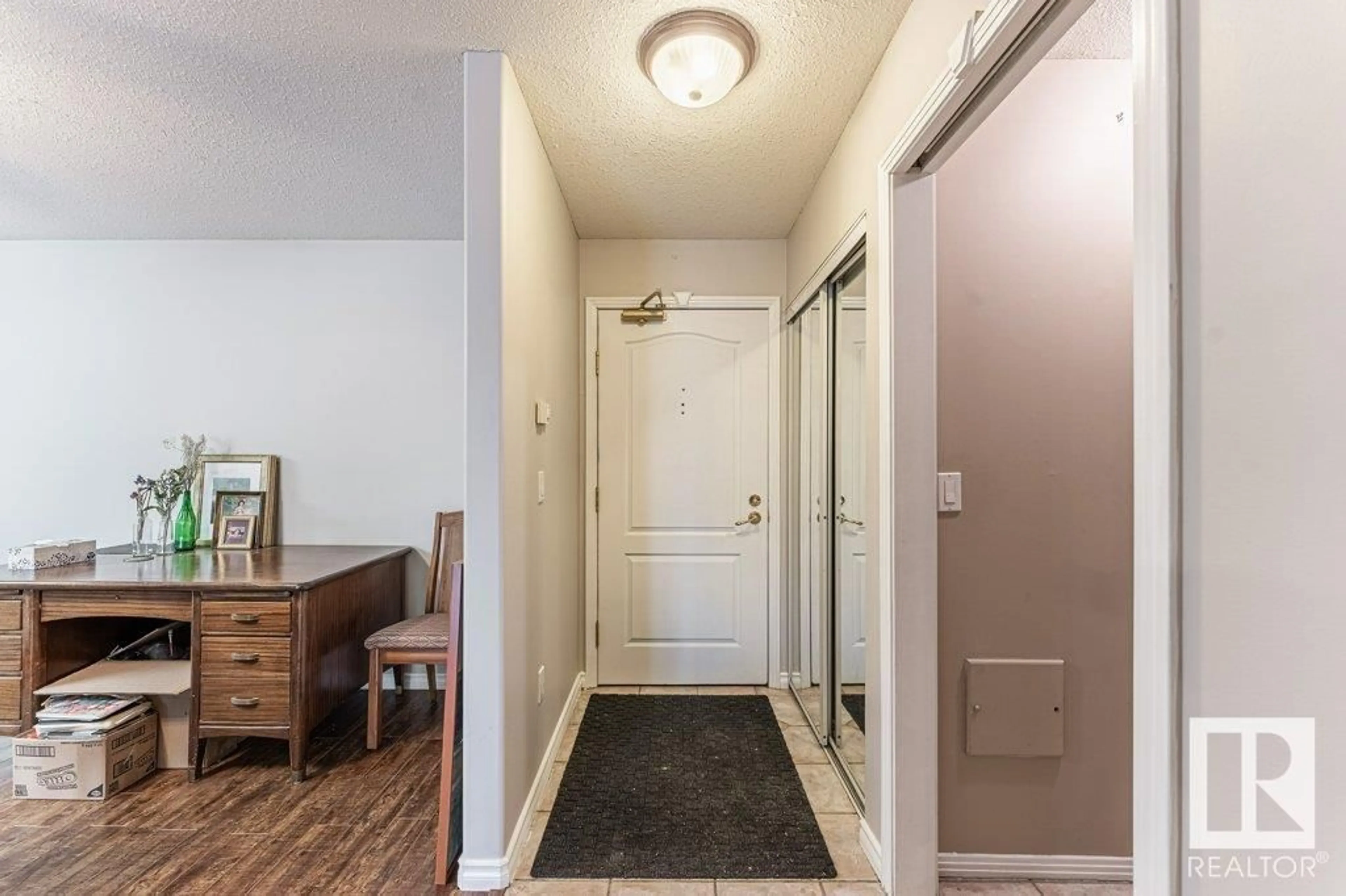 Indoor entryway for #101 - 10421 42 AV, Edmonton Alberta T6J7C8