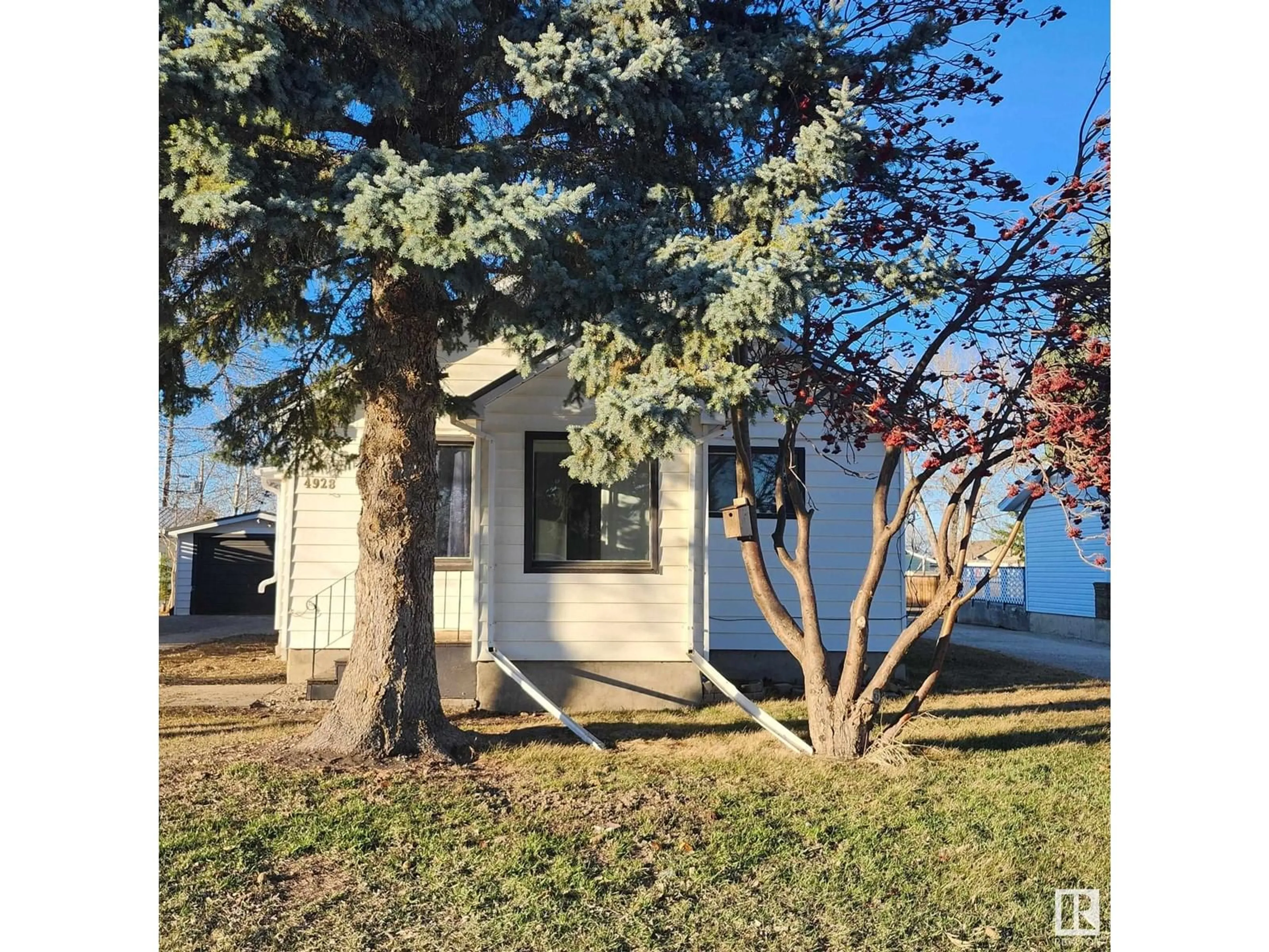 Home with vinyl exterior material, street for 4928 55 AV, Viking Alberta T0B4N0